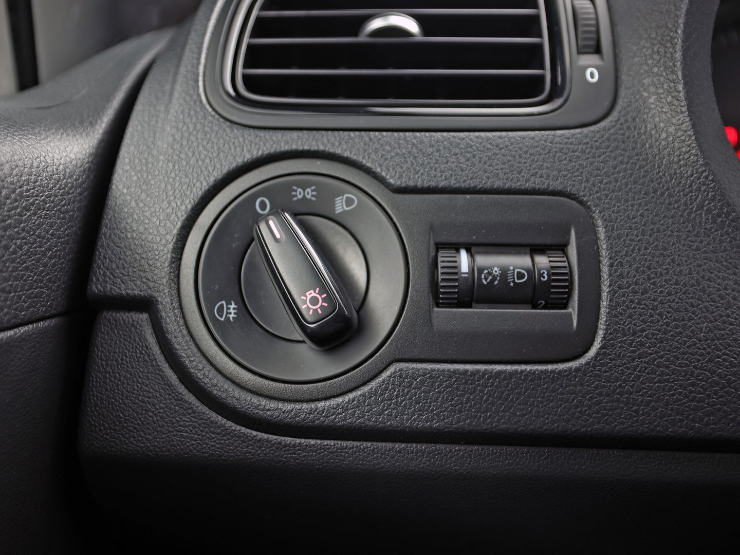 Volkswagen Polo 1.2 Feel (5 DEURS, AIRCO, ELEK RAMEN, SPORTSTOELEN, NIEUWE APK, NIEUWSTAAT)