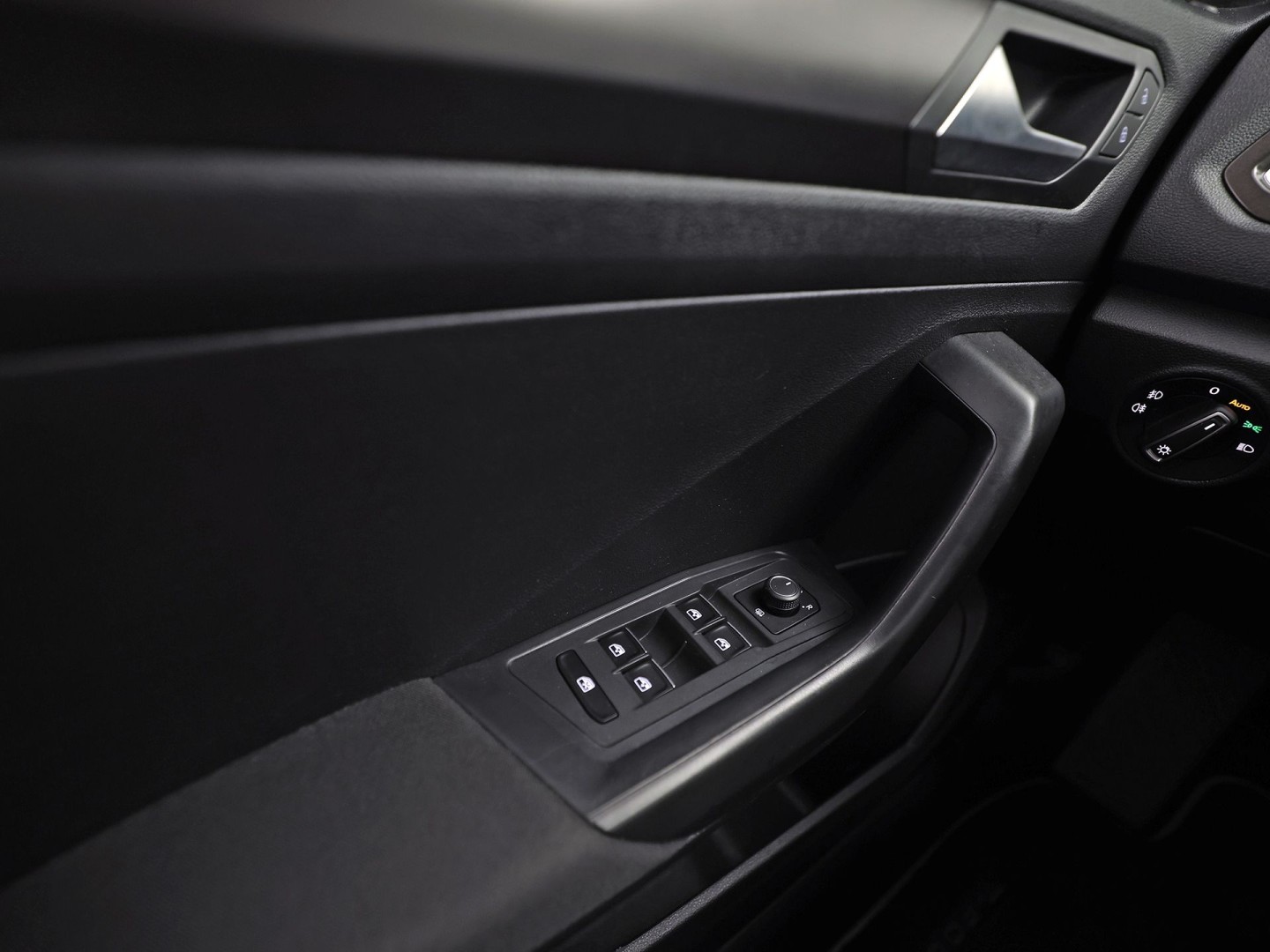 Volkswagen T-Roc 1.0 TSI Sport (APPLE CARPLAY, GROOT NAVI, CLIMATE, STOELVERWARMING, TREKHAAK, SPORTSTOELEN, PARKEERSENSOREN, ADAPTIVE CRUISE, NIEUWSTAAT)