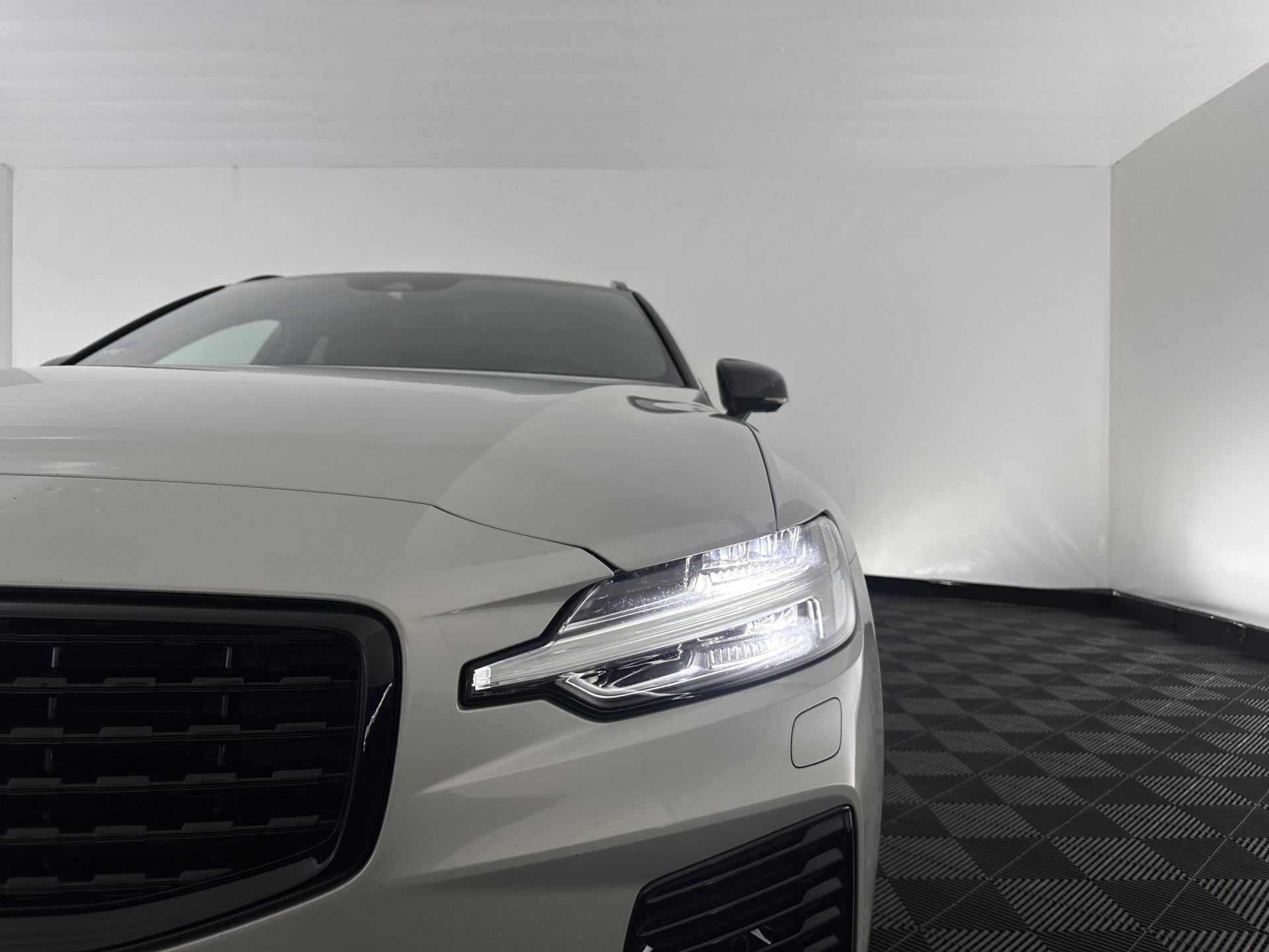 Volvo V60 2.0 T6 Recharge AWD R-Design (Plug-in) (INCL.BTW) Aut. *PANO | HEAD-UP | LEATHER-FABRIC | FULL-LED | MEMORY-PACK | HARMAN/KARDON | DIGI-COCKPIT | HEATED-SPORTSEATS | KEYLESS | DAB+ | NAVI-FULLMAP | PDC | CRUISE | TOWBAR | 19''ALU*