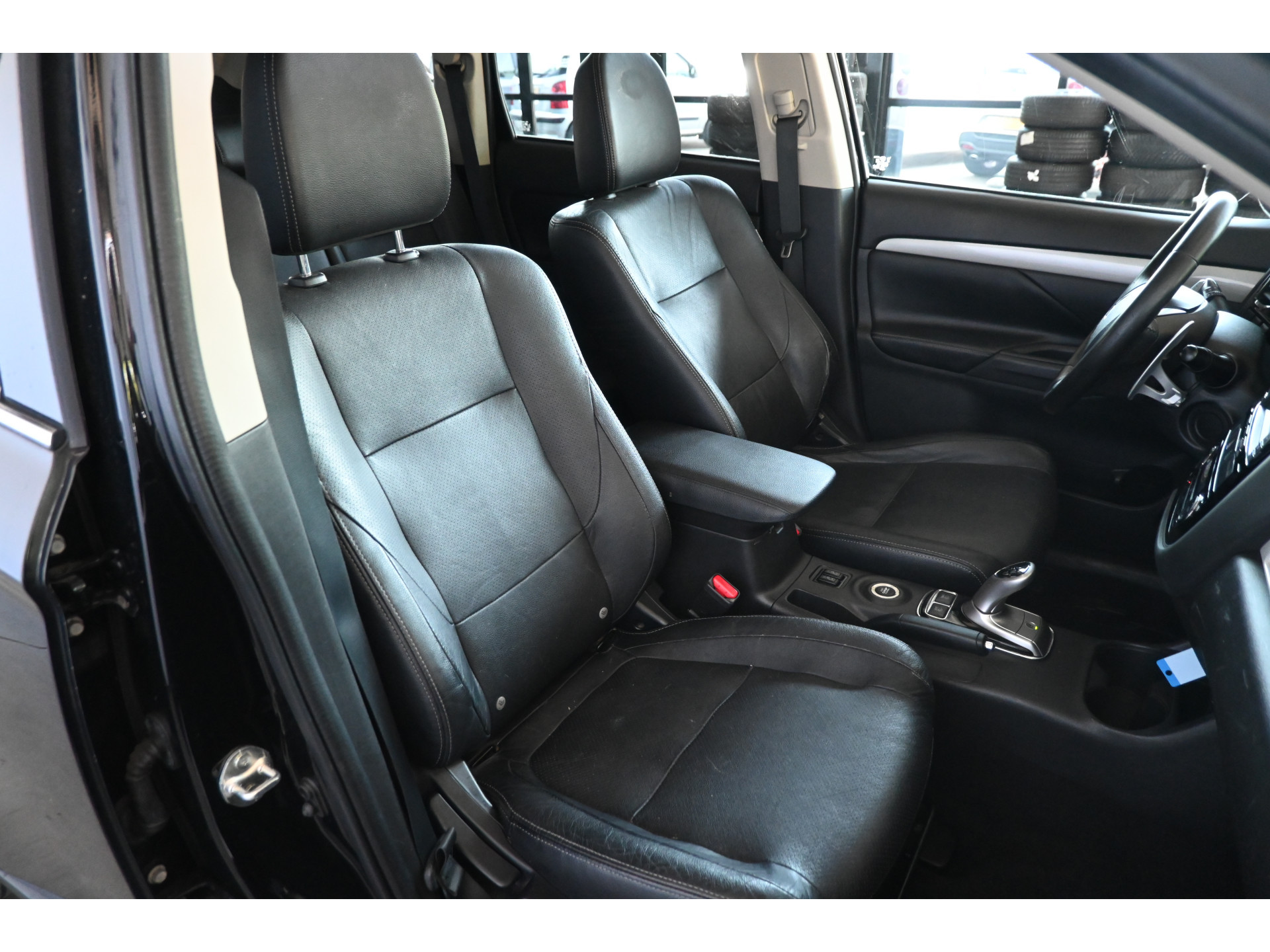 Mitsubishi Outlander 2.0 PHEV Automaat Limited Edition X-Line Navigatie Leder Trekhaak Schuifdak Rijklaarprijs! Inruil Mogelijk!