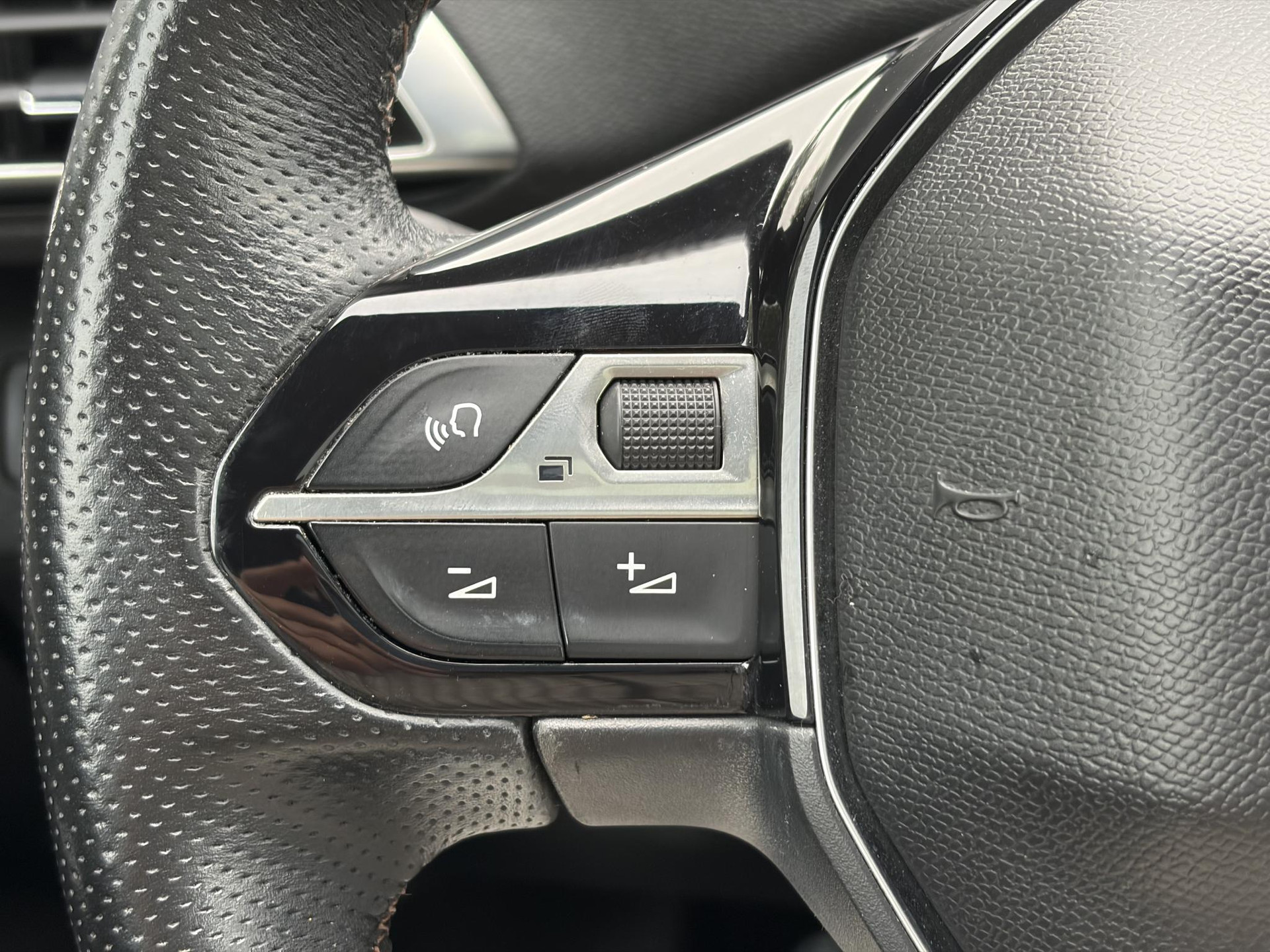 Peugeot 3008 1.2 PureTech GT Line ✓D-riem vv in 2026✓1e Eigenaar✓360 ° Camera✓Pano✓Massage stoel✓Draadloze telefoonlader✓Carplay✓Stoelvw✓Keyless✓Leder✓Navi✓Pdc V+A✓6 Bak✓Dealer Onderhouden✓Rijstrooksensor✓Dodehoeksensor✓19'' Lmv✓N.A.P✓Apk tot 09-2027