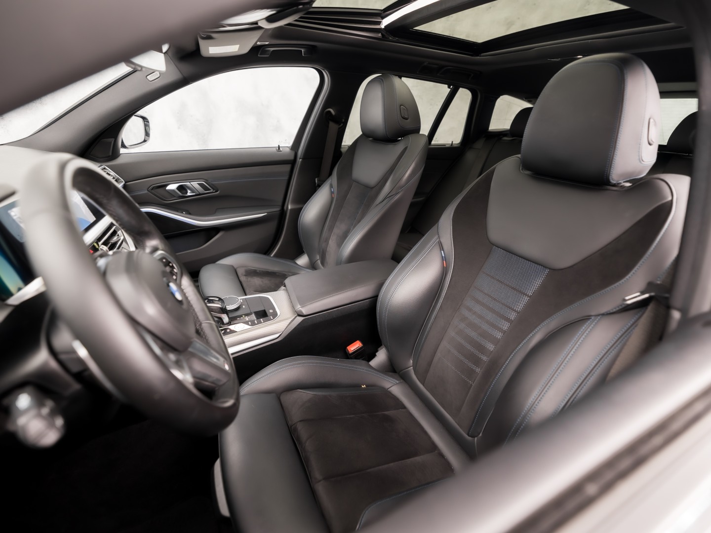 BMW 3 Serie 330e M Sport High Executive 292Pk Automaat (PANORAMADAK, M PAKKET, APPLE CARPLAY, CAMERA, LEDER/ALCANTARA, SFEERVERLICHTING, GETINT GLAS, ELEK ACHTERKLEP, STOELVERWARMING, NIEUWSTAAT)