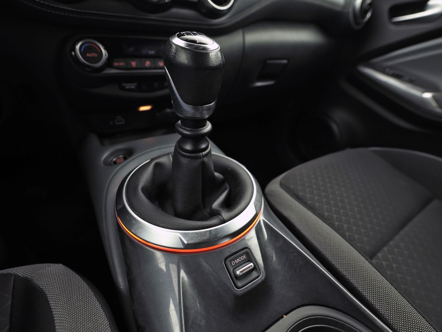 Nissan Juke 1.0 DIG-T N-Connecta (APPLE CARPLAY, GROOT NAVI, CLIMATE, CAMERA, SPORTSTOELEN, GETINT GLAS, KEYLESS START, CRUISE, NIEUWSTAAT)