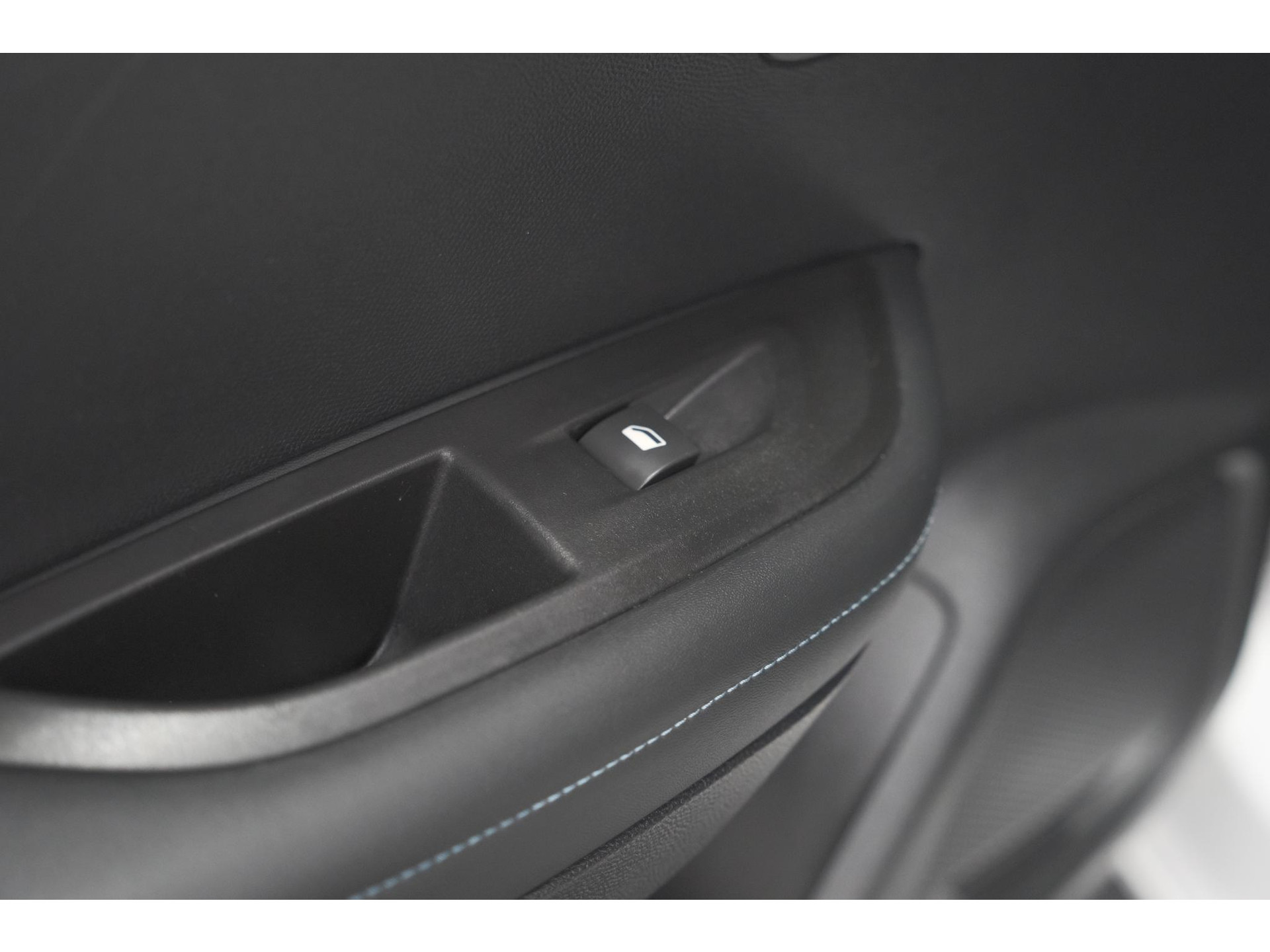 Peugeot 2008 PureTech 130 Allure | Trekhaak | Camera | Navigatie | Parkeersensoren