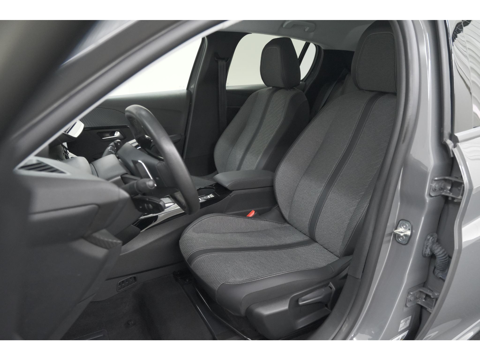 Peugeot 208 1.2 Hybrid 110 e-DCS6 Allure | Apple Carplay | Parkeersensoren Voor + Achter | Climate Control