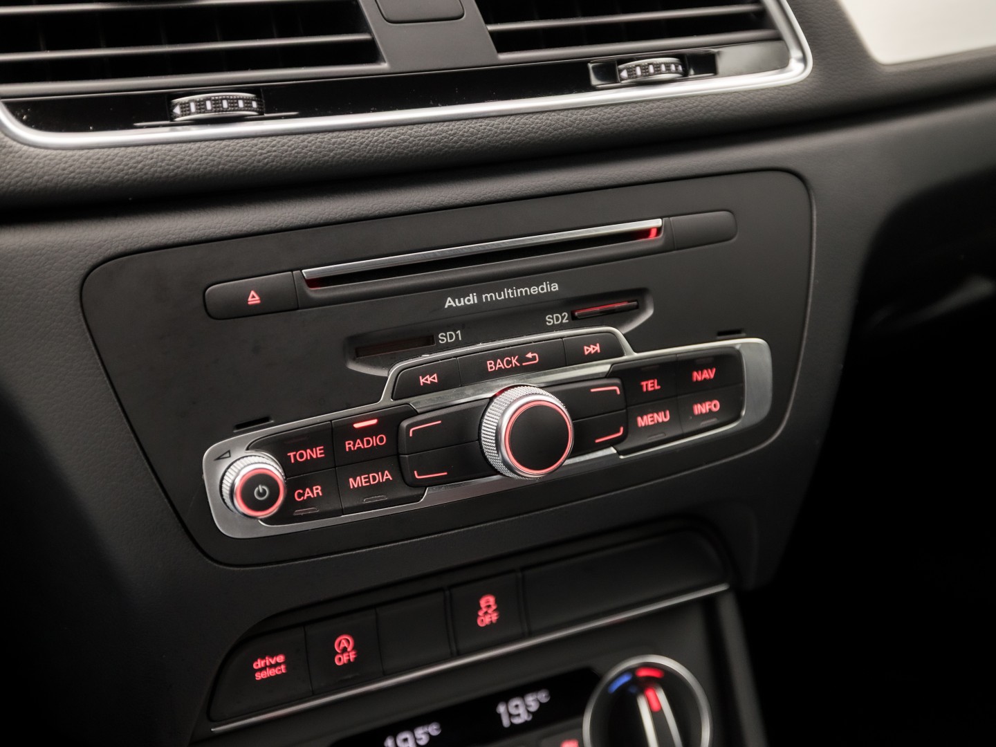 Audi Q3 1.4 TFSI S-Line Sport 150Pk Automaat (2X S-LINE, NAVIGATIE, LEDER, STOELVERWARMING, SPORTSTOELEN, GETINT GLAS, TREKHAAK, NIEUWE APK, NIEUWSTAAT)