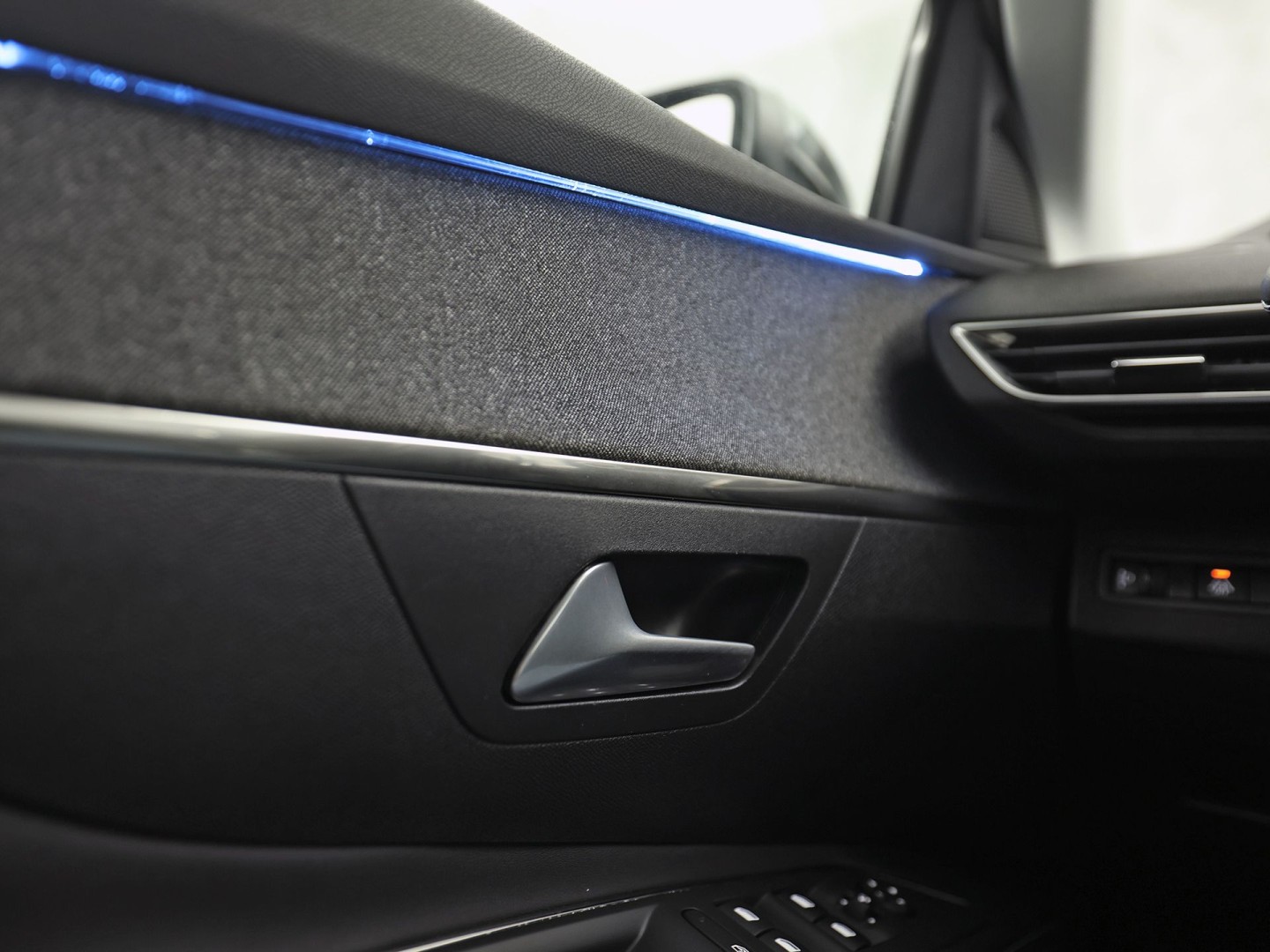 Peugeot 3008 1.6 HYbrid 225 Allure Blacksport 225Pk Automaat (APPLE CARPLAY, SOH 94,7%, BLACK PACK, GROOT NAVI, 360 CAMERA, SPORTSTOELEN, KEYLESS, LANE ASSIST, NIEUWE APK, NIEUWSTAAT)
