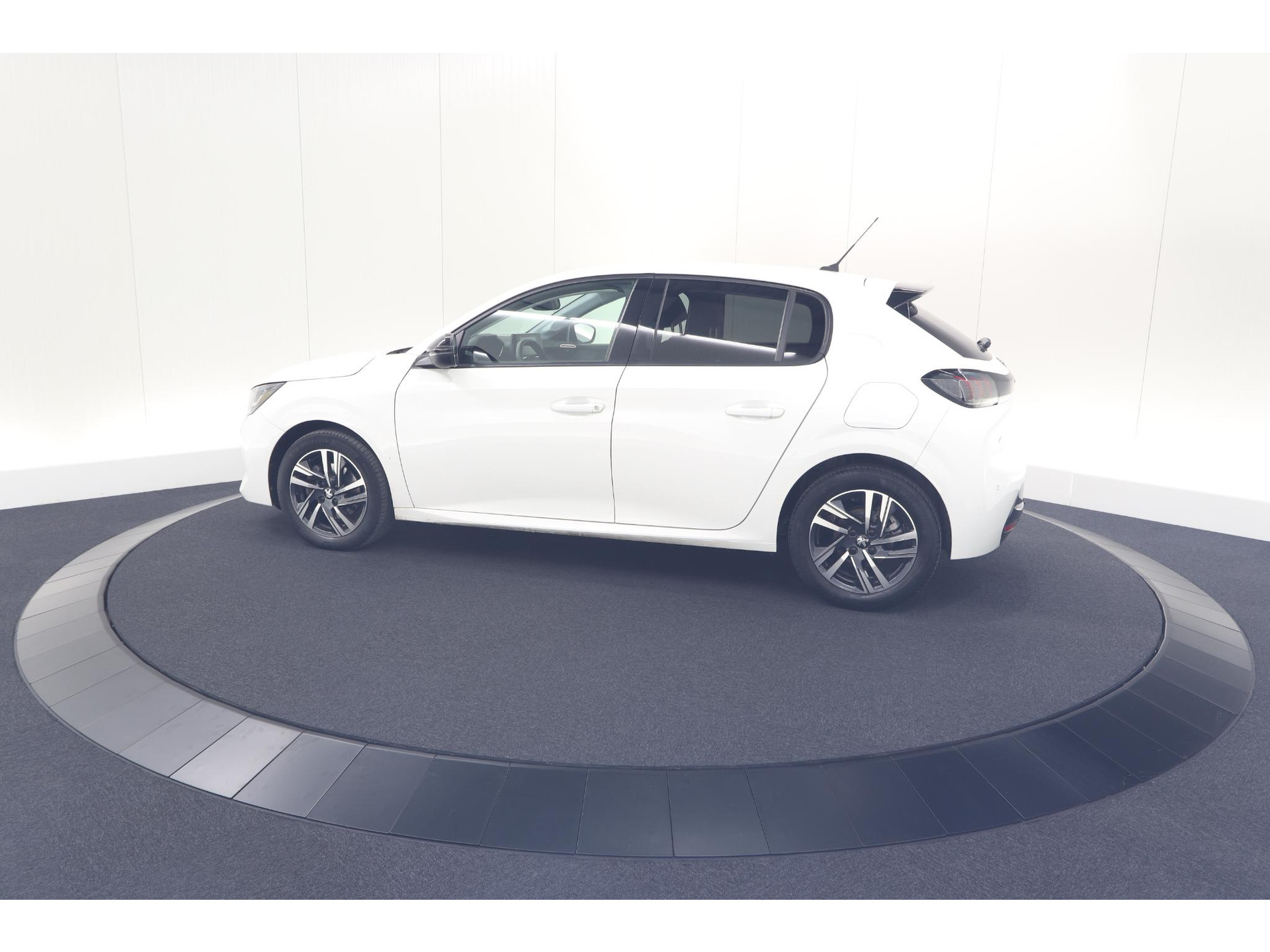 Peugeot 208 PureTech 100 PK Allure | Apple Carplay | Parkeersensoren | Lichtmetalen velgen