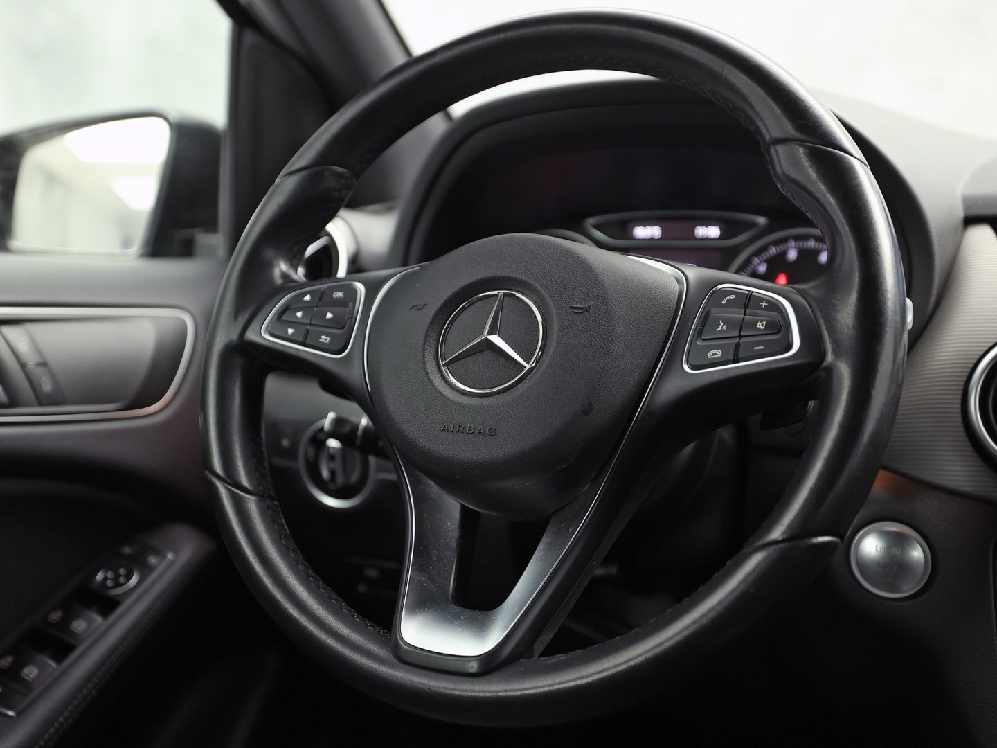 Mercedes-Benz B-klasse 180 Sport Automaat (GROOT NAVI, CAMERA, STOELVERWARMING, ZWART HEMEL, SPORTSTOELEN, CRUISE, KEYLESS START, NIEUWSTAAT)