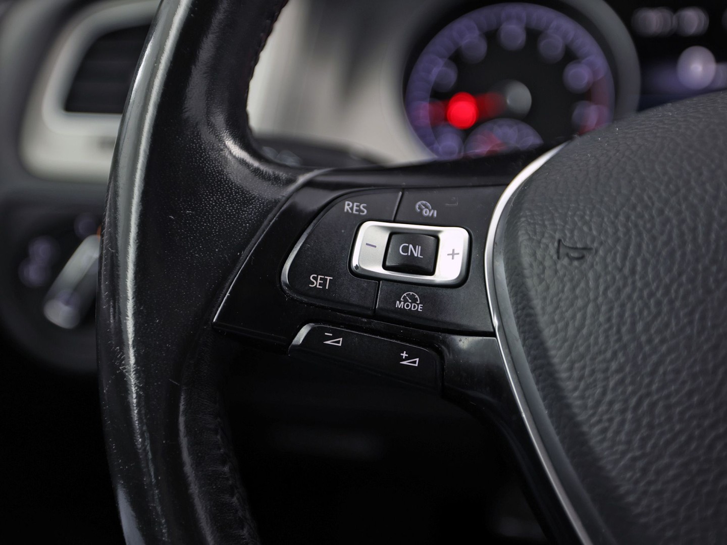 Volkswagen Golf 1.0 TSI Sportline Automaat (APPLE CARPLAY, NAVIGATIE, CAMERA, CLIMATE, SPORTSTOELEN, GETINT GLAS, LM VELGEN, CRUISE, NIEUWSTAAT)