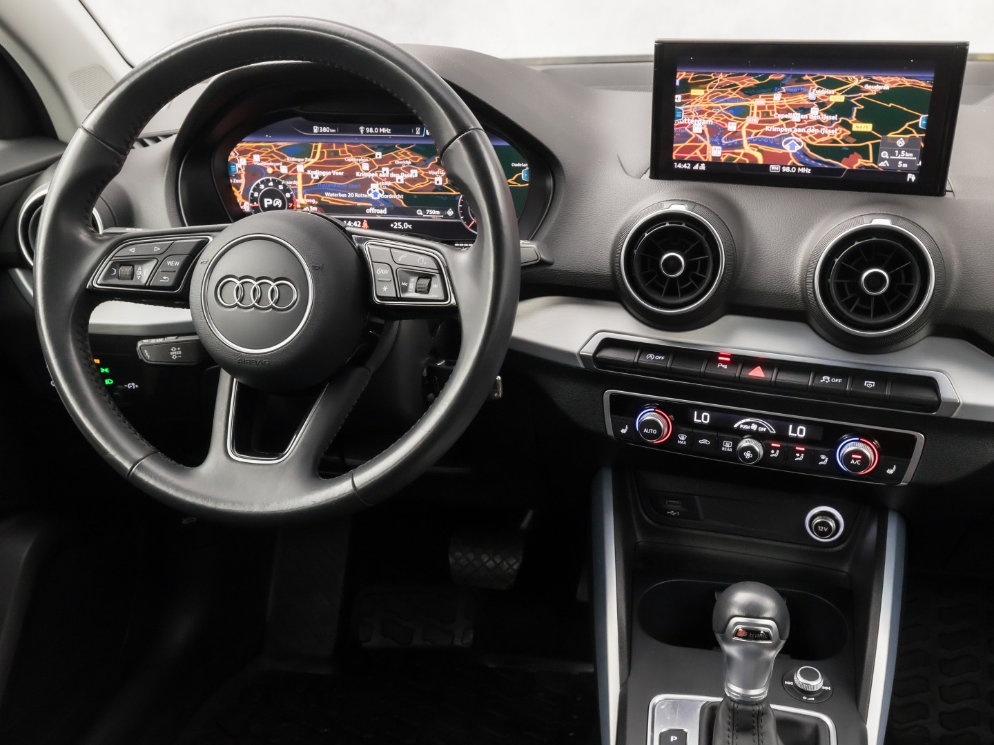 Audi Q2 35 TFSI S-Tronic Sport 150Pk Automaat (VIRTUAL COCKPIT, APPLE CARPLAY, GROOT NAVI, CLIMATE, STOELVERWARMING, SPORTSTOELEN, GETINT GLAS, PARKEERSENSOREN, CRUISE, NIEUWSTAAT)