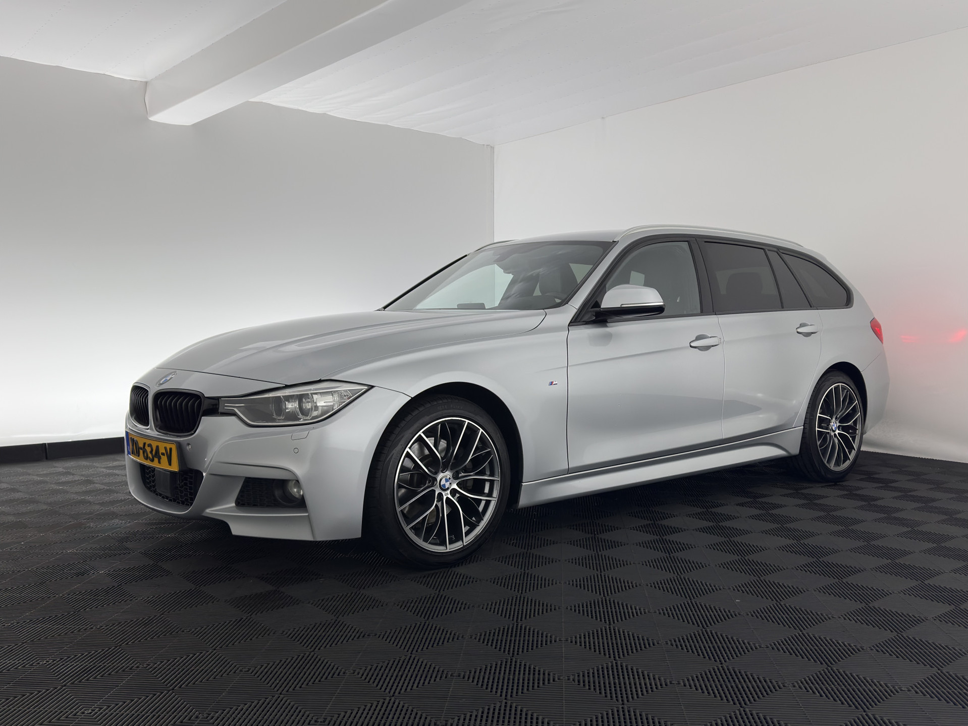 BMW 3-serie Touring 330d xDrive M-Aerodynamica-Pack High-Executive Aut * LEATHER | NAVI-FULLMAP | XENON | HEATED-SPORTSEATS | SHIFT-PADDLES | PDC | PRIVACY-GLASS | KEYLESS | CAMERA | TOWBAR | 18''ALU*