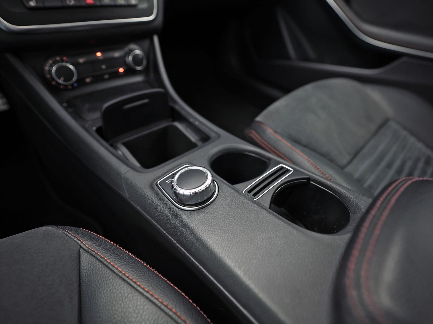 Mercedes-Benz CLA-Klasse 250 AMG Sport 211Pk Automaat (PANORAMADAK, STERRENHEMEL, NAVIGATIE, RODE GORDELS, LEDER/ALCANTARA, STOELVERWARMING, SPORTSTOELEN, GETINT GLAS, CRUISE, NIEUWSTAAT)