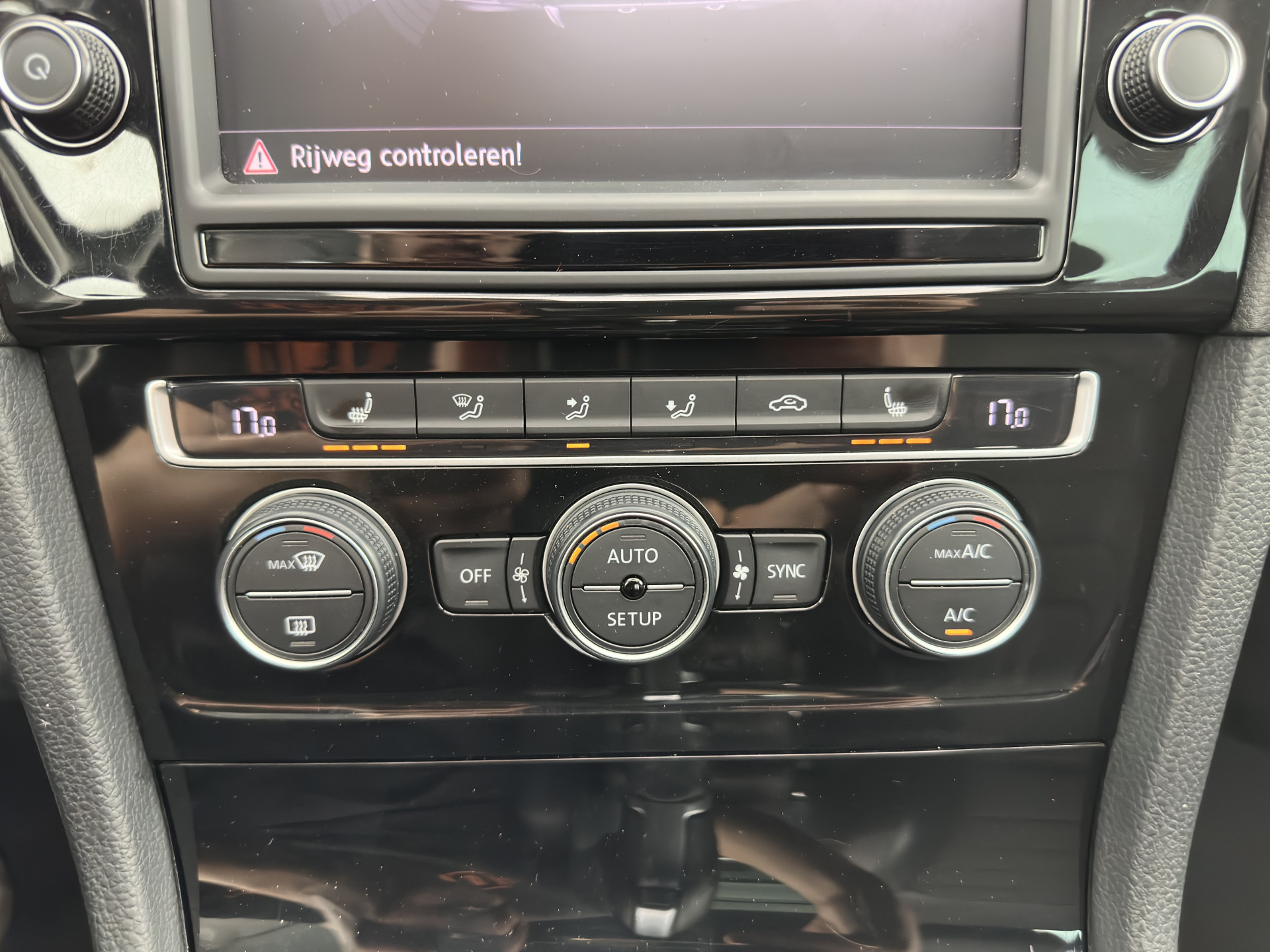 Volkswagen Golf Variant 1.4 TSI Highline Aut. *PANO | ADAPTIVE-CRUISE | LEATHER-FABRIC | XENON | DYNAUDIO-SOUND | KEYLESS | NAVI-FULLMAP | HEATED-ERGONOMIC-SPORTSEATS | ECC | PRIVACY-GLASS | PARKPILOT | 17''ALU*