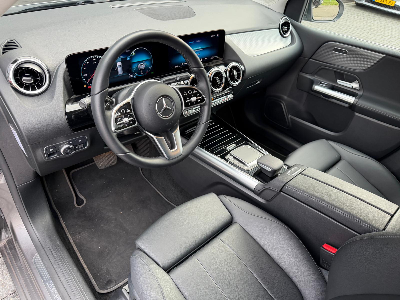Mercedes-Benz B-klasse 180 Business Solution AMG | 1E EIGENAAR | 3/6/12MND GARANTIE | LEDER | LED | AUTOMAAT | DAB | CARPLAY | CRUISE | CLIMA | STOELVERWM. |