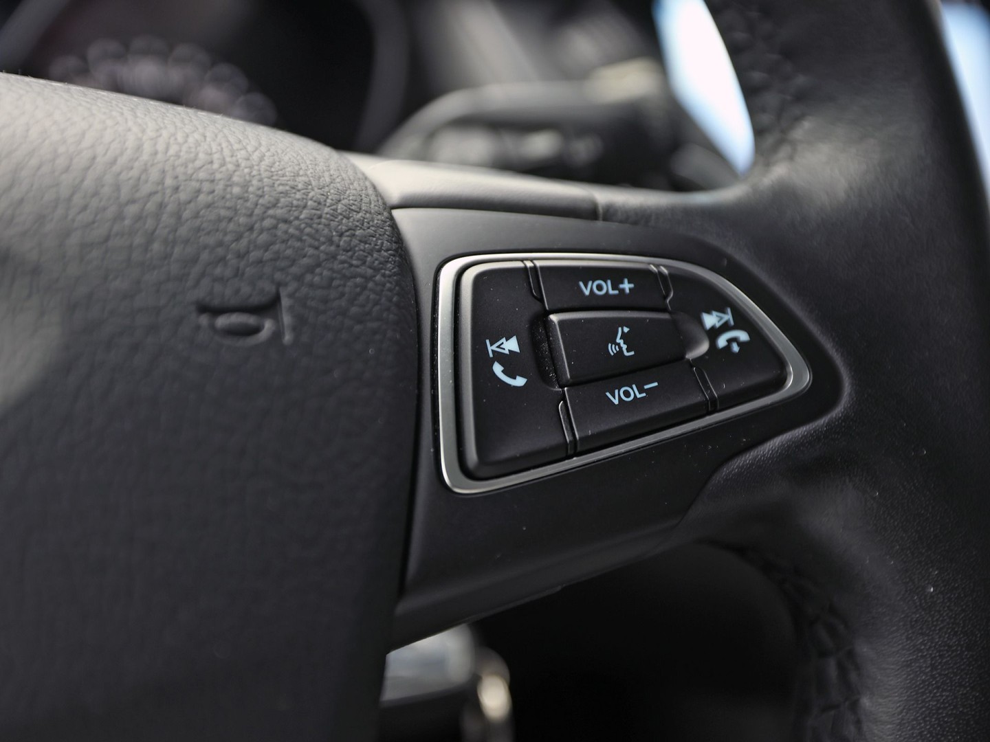 Ford Focus 1.0 Sport (NAVIGATIE, LM VELGEN, PARKEERSENSOREN, TREKHAAK, SPORTSTOELEN, CRUISE, NIEUWSTAAT)