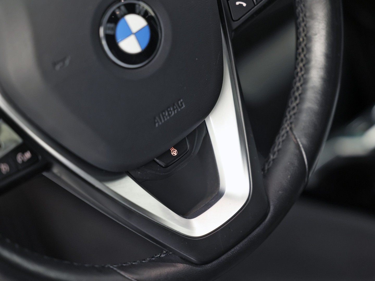 BMW 1 Serie 118i Sport Automaat (APPLE CARPLAY, DEALER ONDERHOUDEN, GROOT NAVI, CAMERA, STUUR/STOELVERWARMING, SPORTSTOELEN, TREKHAAK, GETINT GLAS, ELEK ACHTERKLEP, NIEUWSTAAT)