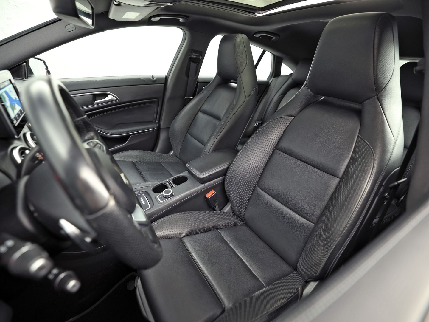 Mercedes-Benz CLA-Klasse 200 AMG Sport 156Pk Automaat (PANORAMADAK, GROOT NAVI, LEDER, STOELVERWARMING, SPORTSTOELEN, PARKEERSENSOREN, CRUISE, NIEUWSTAAT)