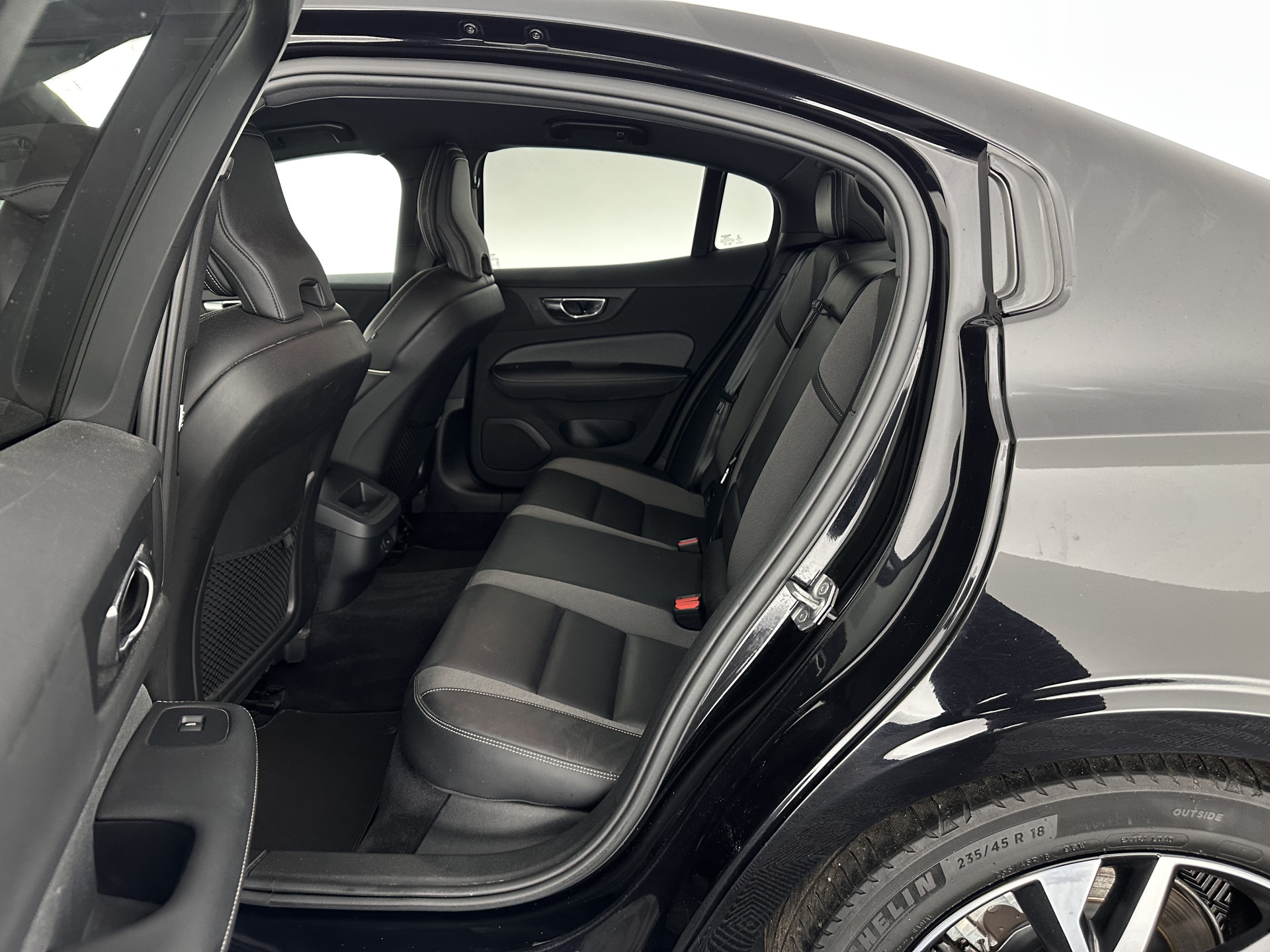 Volvo S60 2.0 B3 R-Design Black Edition (INCL-BTW) Aut. *FULL-LED | LEATHER | HEATED-R-SPORTSEATS | HARMAN/KARDON | MEMORY-PACK | CAMERA | NAVI-FULLMAP | ECC | PRIVACYGLASS | PDC | CRUISE | LANE-ASIST | DAB | DIGI-COCKPIT | TOWBAR