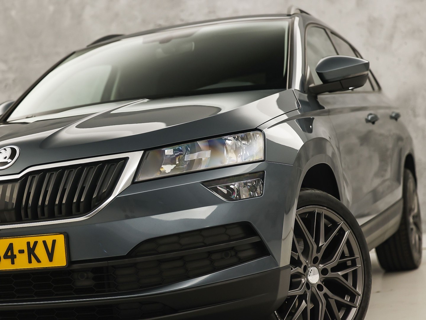 Škoda Karoq 1.5 TSI ACT Sport 150Pk (APPLE CARPLAY, CLIMATE, STOELVERWARMING, GETINT GLAS, SPORTSTOELEN, PARKEERSENSOREN, CRUISE, NIEUWSTAAT)