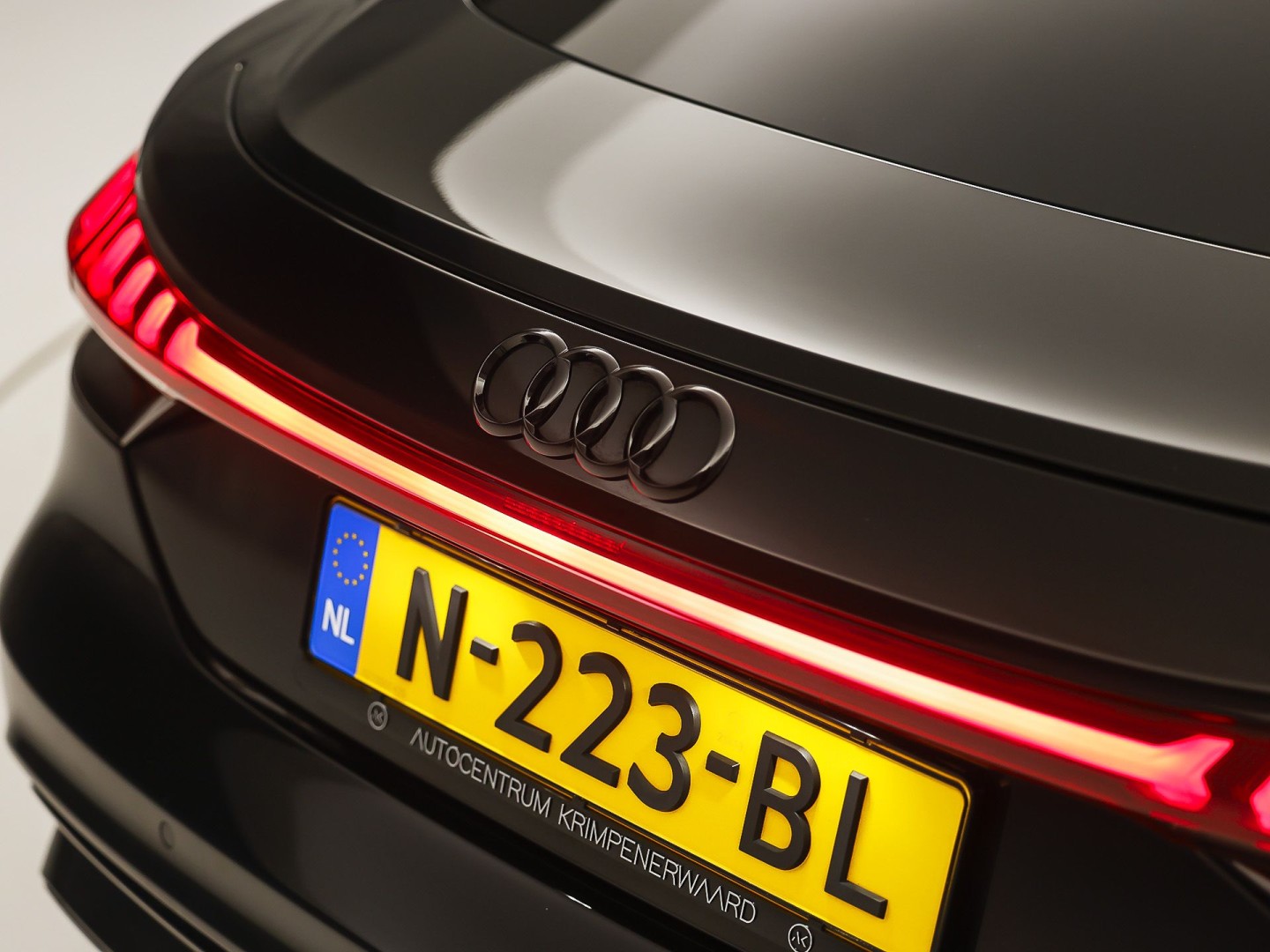 Audi e-tron GT GT 93 kWh Automaat 476Pk (PANORAMADAK, SOH 92,8%, APPLE CARPLAY, 360 CAMERA, MATRIX LED, BANG&OLUFSEN, ELEKTRISCHE STOELEN, STOELVERWARMING/KOELING, NIEUWSTAAT)