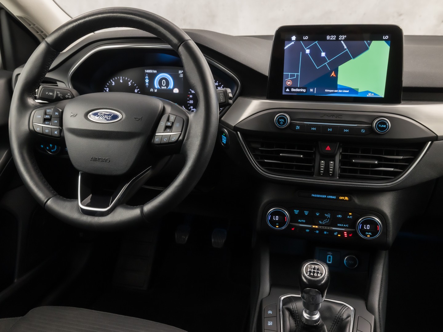 Ford Focus Wagon 1.0 EcoBoost Titanium Sport (APPLE CARPLAY, GROOT NAVI, STUUR/STOELVERWARMING, KEYLESS, SPORTSTOELEN, GETINT GLAS, LM VELGEN, CRUISE, NIEUWSTAAT)
