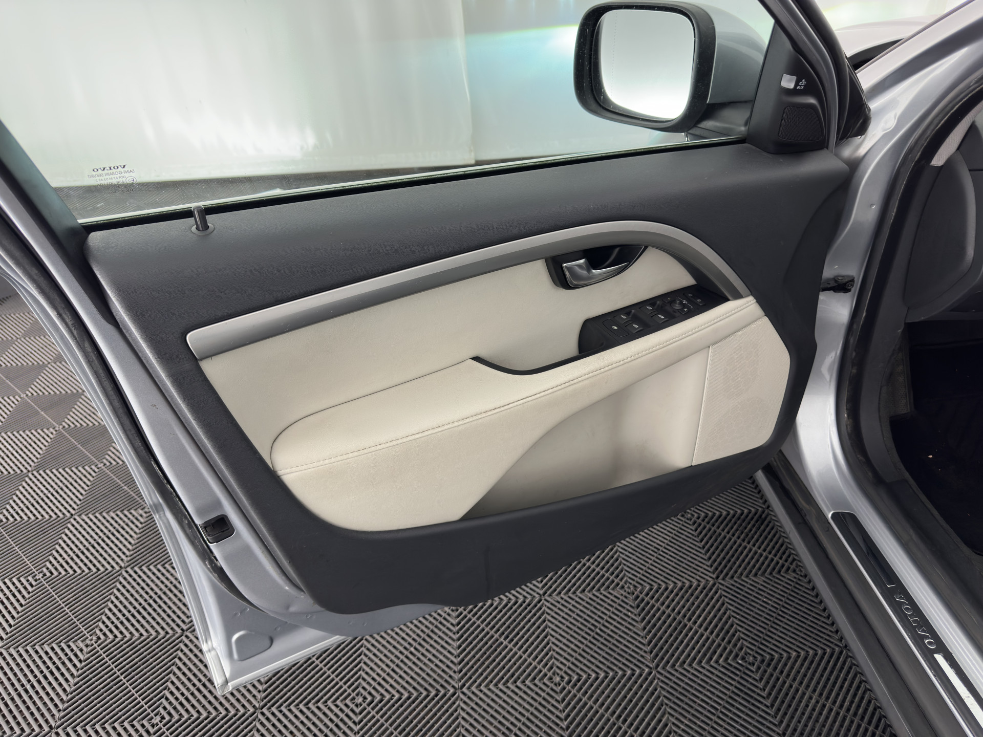 Volvo XC70 2.0 D3 FWD Limited Edition Aut. *LEATHER | BI-XENON | ADAPTIVE-CRUISE | BLIS | NAVI-FULLMAP | HEATED-COMFORTSEATS | ECC | PRIVACY-GLASS | LANE-ASSIST | PDC | TOWBAR | 17''ALU*