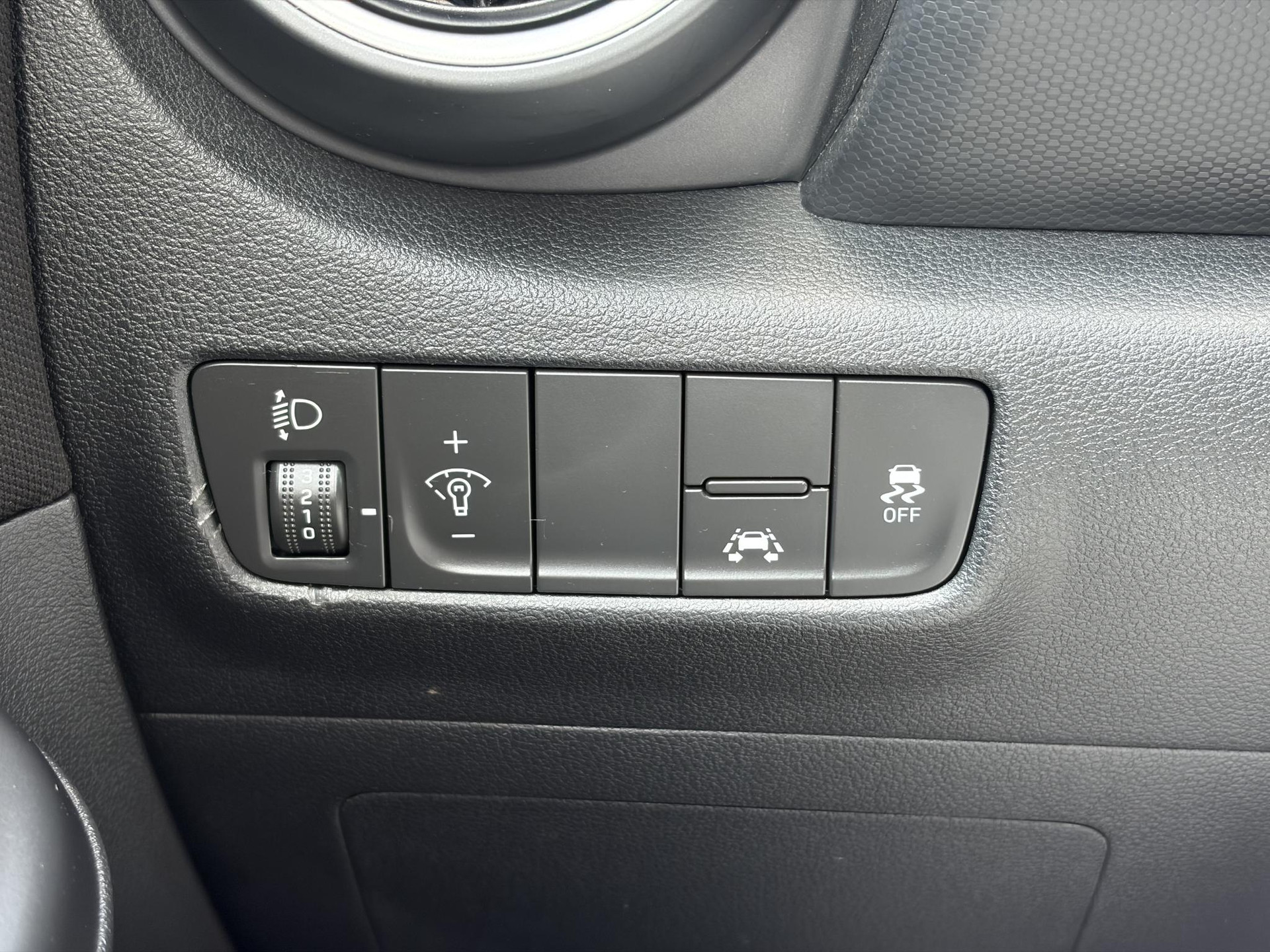 Hyundai Kona 1.0T Essence 2e Eigenaar,Trekhaak,Camera,Carplay,Navi,Clima,Cruise,6 Bak,N.A.P,120pk,Lm velgen,Rijstrooksensor,Pdc,Apk tot 03-2027