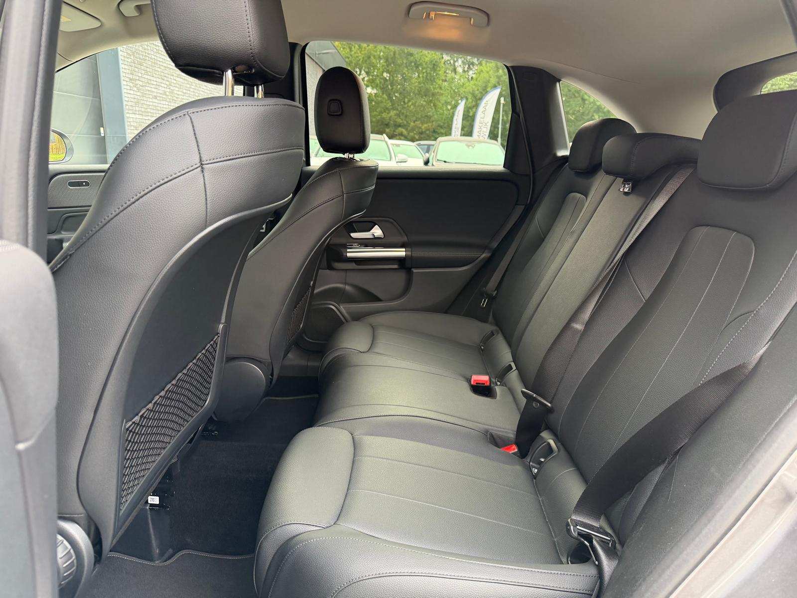 Mercedes-Benz B-klasse 180 Business Solution AMG | 1E EIGENAAR | 3/6/12MND GARANTIE | LEDER | LED | AUTOMAAT | DAB | CARPLAY | CRUISE | CLIMA | STOELVERWM. |