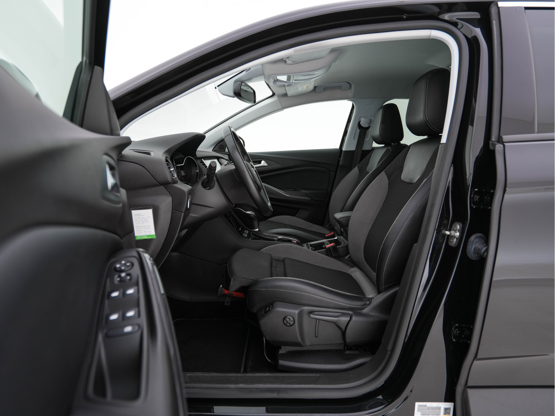 Opel Grandland X 1.2 Turbo Business Executive (INCL-BTW) Aut. *LEATHER-MICORFIBRE | FULL-LED | NAVI-FULLMAP | BLIND-SPOT | KEYLESS | CAMERA | SPORT-SEATS | DAB+ | LANE-ASSIST | PRIVACY-GLASS | TOWBAR | 17''ALU*