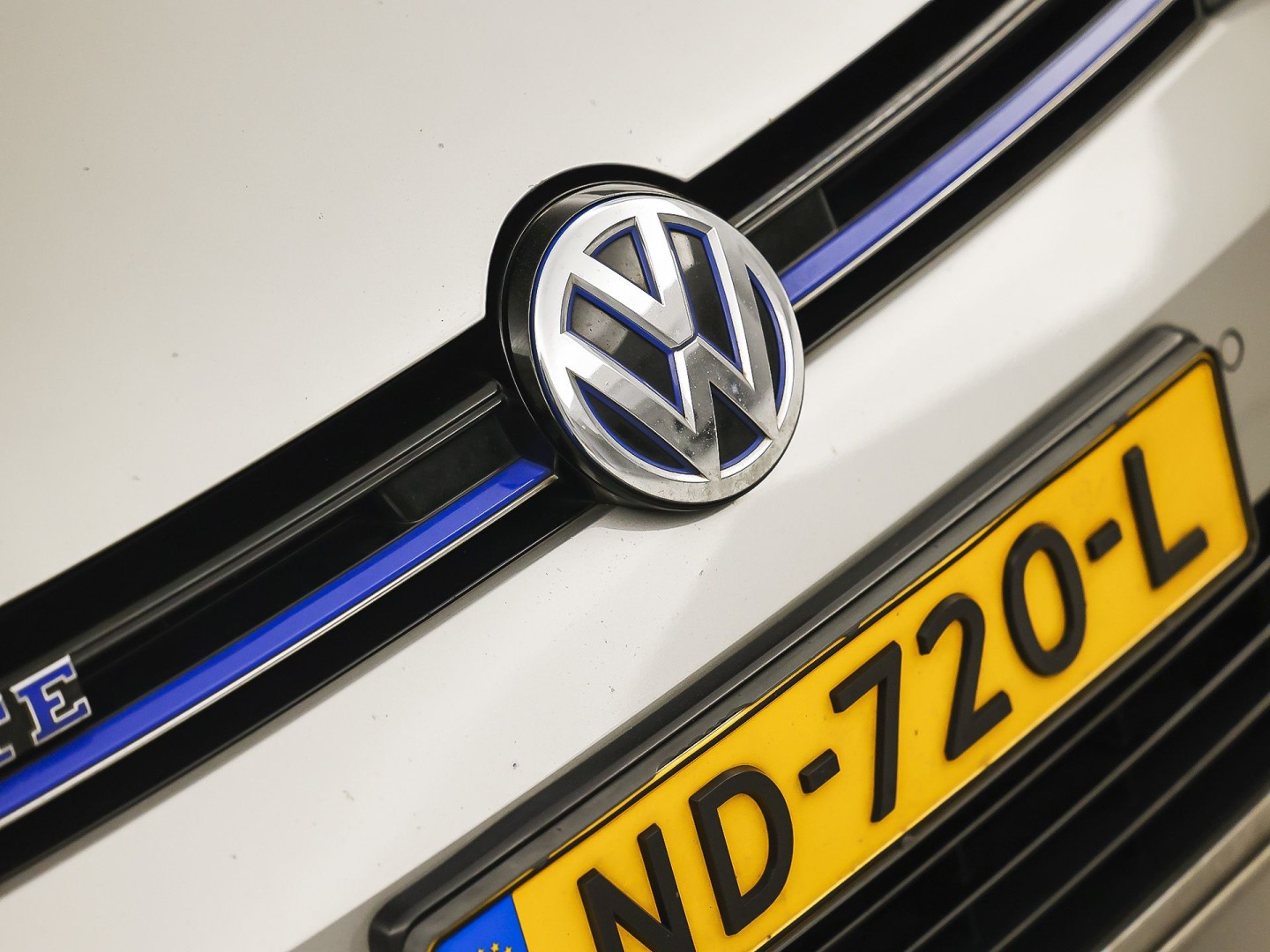Volkswagen Golf 1.4 TSI GTE 204Pk Automaat (APPLE CARPLAY, NAVIGATIE, SOH 79,4%, CLIMATE, STOELVERWARMING, SPORTSTOELEN, GETINT GLAS, LED KOPLAMPEN, CRUISE, NIEUWSTAAT)