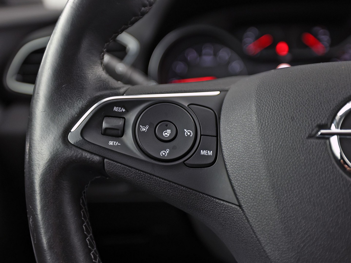 Opel Grandland X 1.2 Turbo Innovation (MEMORY SEAT, NAP, STOELVERWARMING/KOELING, APPLE CARPLAY, KEYLESS, GETINT GLAS, LANE ASSIST, STUURWIEL VERWARMD, NIEUWE APK, NIEUWSTAAT)