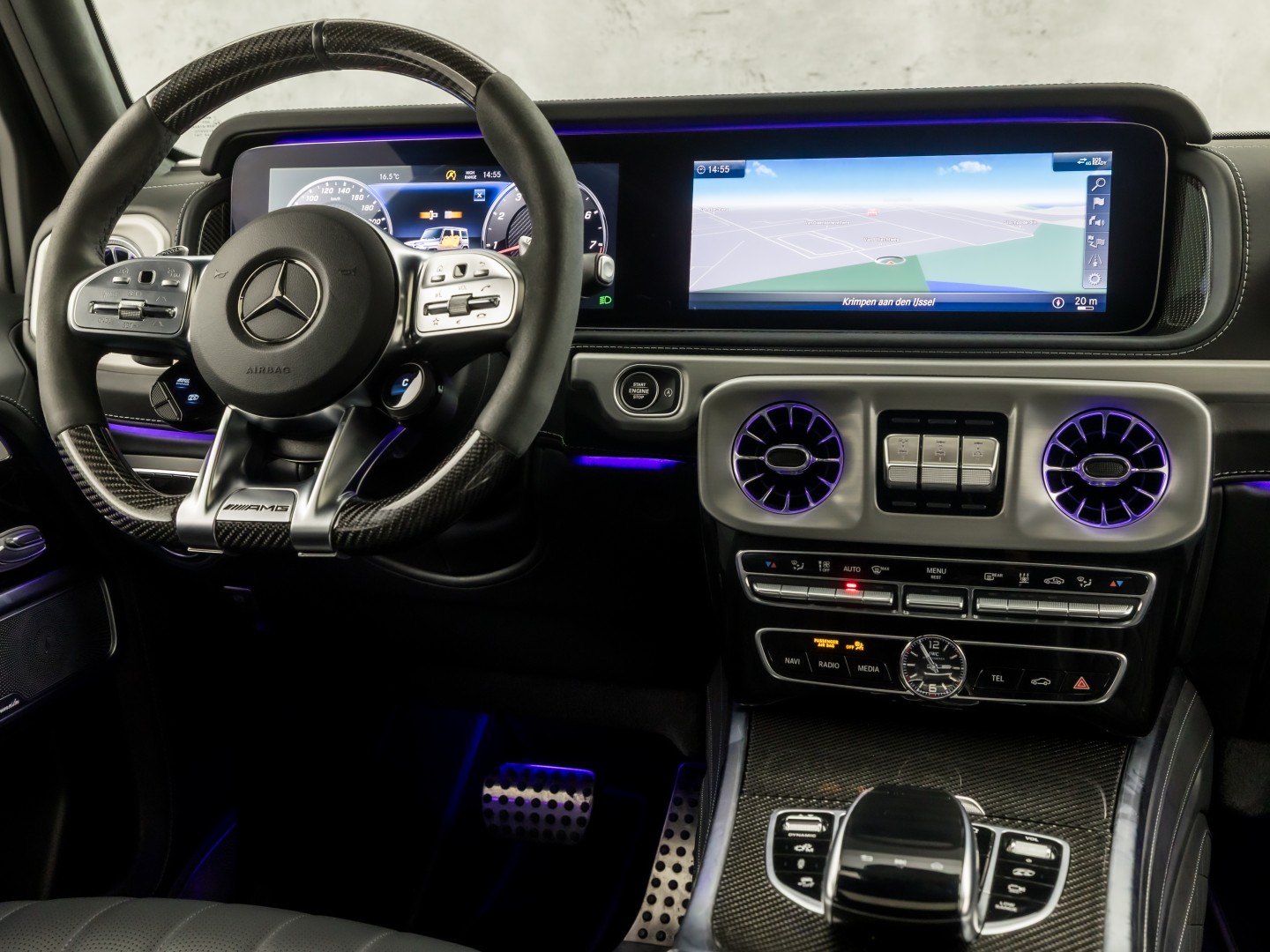 Mercedes-Benz G-Klasse 63 AMG 585Pk (SCHUIFDAK, CARBON PACK, ALCANTARA HEMEL, APPLE CARPLAY, BURMESTER, MASSAGE, STOELKOELING/VERWARMING, ADAPTIVE CRUISE, 360 CAMERA, SFEERVERLICHTING, TREKHAAK, NIEUWSTAAT)