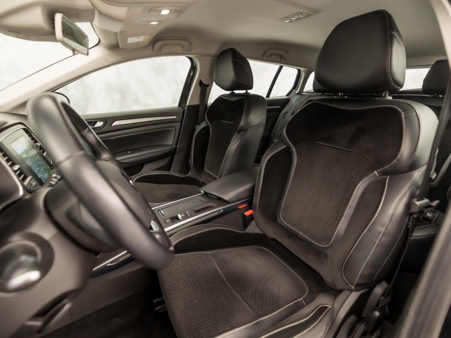 Renault Mégane Estate 1.2 TCe Bose Automaat (VIRTUAL COCKPIT, GROOT NAVI, LEDER/ALCANTARA, GETINT GLAS, STOELVERWARMING, SPORTSTOELEN, TREKHAAK, PARKEERSENSOREN, NIEUWSTAAT)