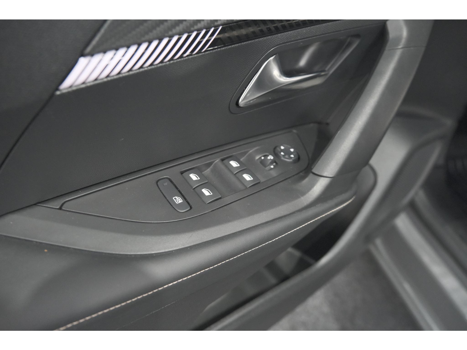 Peugeot 2008 Hybrid 136 e-DCS6 Allure | 360 Camera | Adaptieve Cruise Control | Dodehoekdetectie | Navigatie