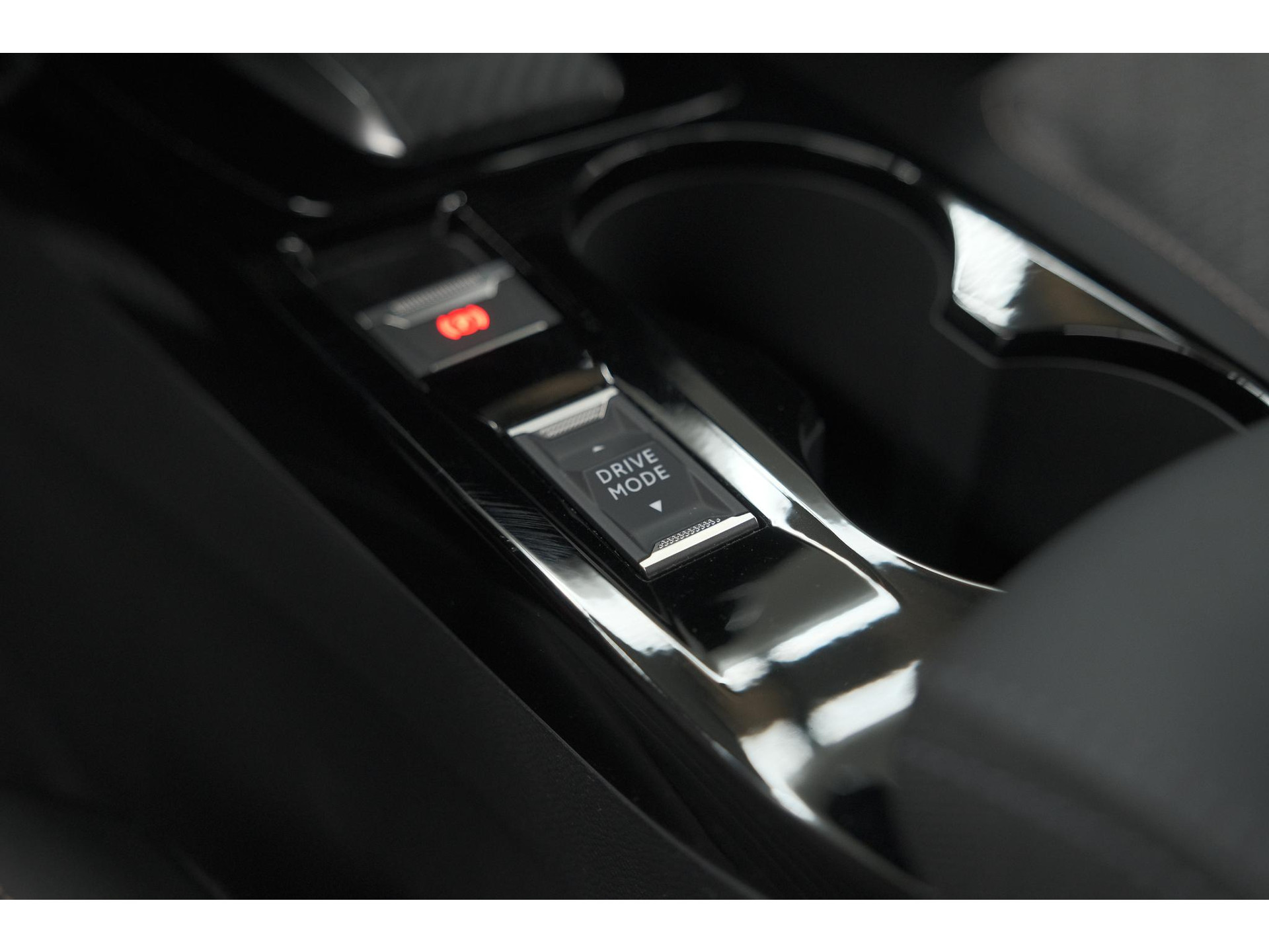 Peugeot 2008 1.2 Hybrid 145 Allure | 360 Camera | Adaptieve Cruise Control | Dodehoekdetectie | Apple Carplay