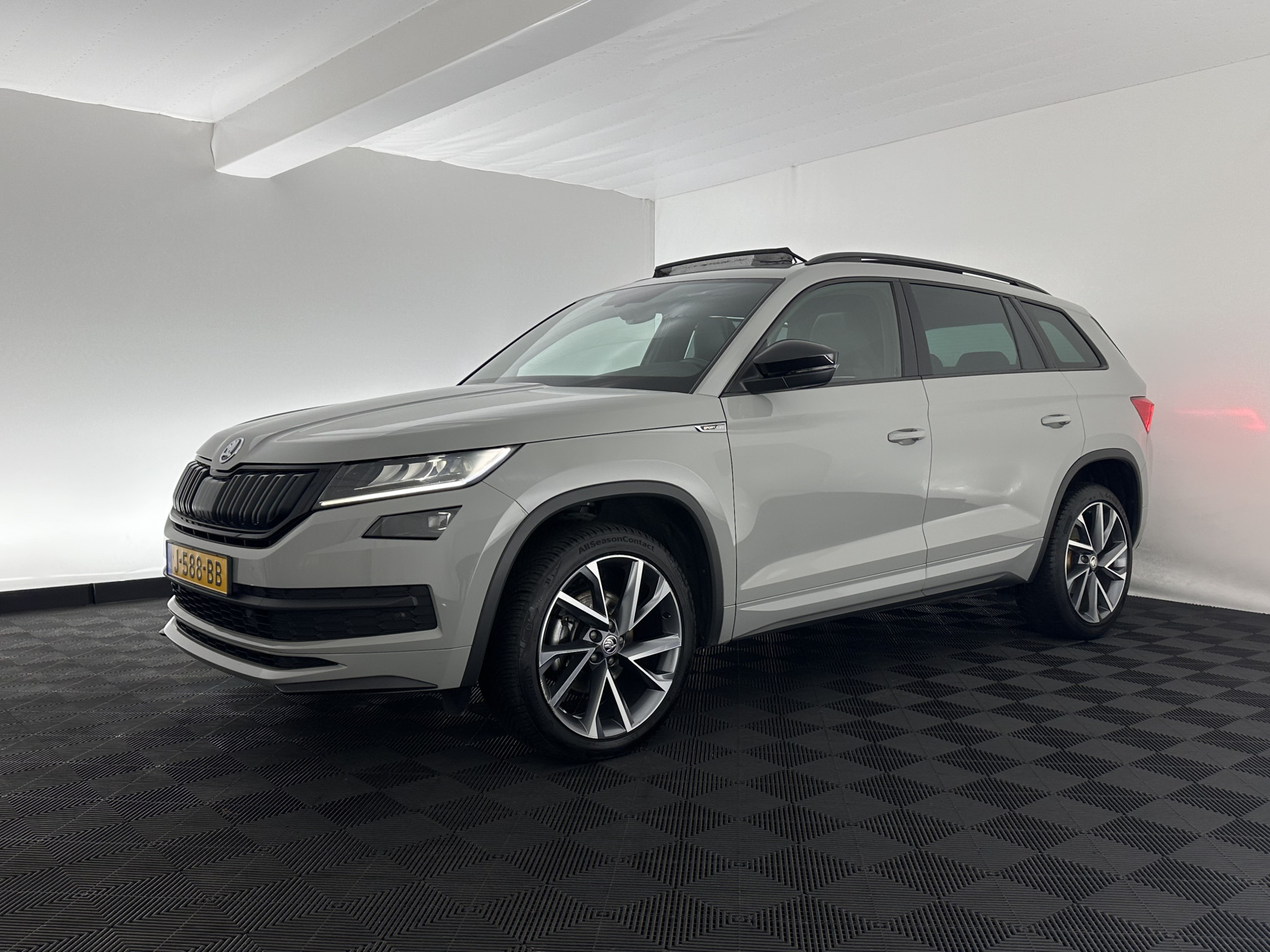 ŠKODA Kodiaq 1.5 TSI Sportline Business (INCL-BTW) Aut. *PANO | LEATHER-MICROFIBRE | FULL-LED | MEMORY-PACK | DIGI-COCKPIT | NAVI-FULLMAP | CAMERA | DAB+ | AMBIENT-LIGHT | KEYLESS | DAB+ | CARPLAY | PRIVACY-GLASS | 20"ALU*