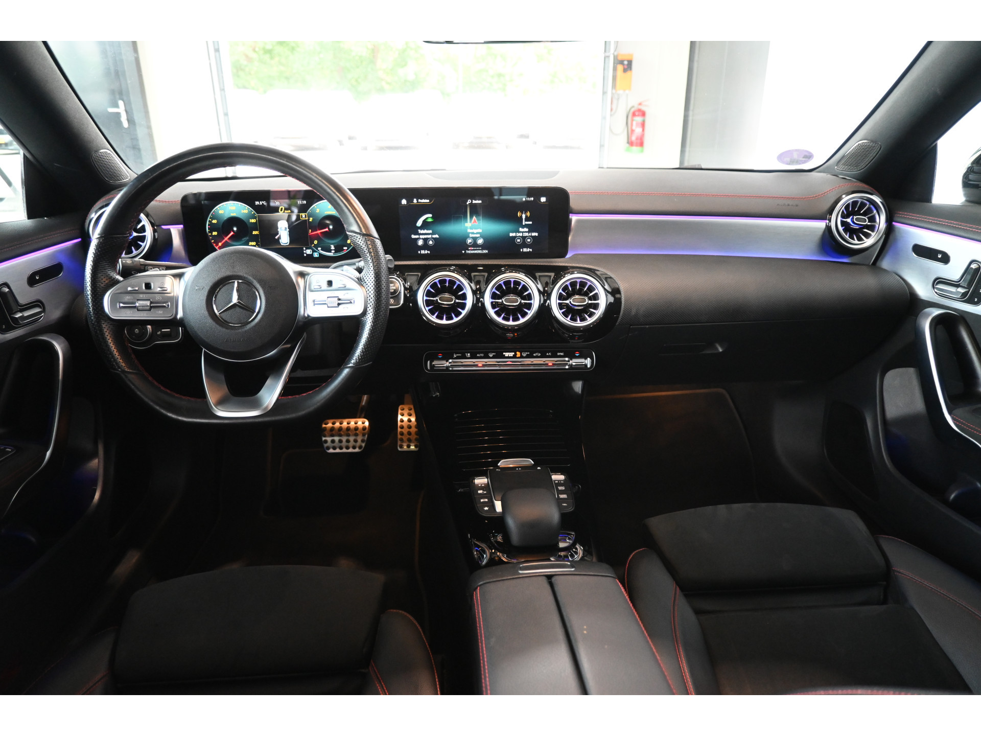 Mercedes-Benz CLA-klasse Shooting Brake 180 Automaat Business Solution AMG Clima Panoramadak Widescreen Sfeer LED Rijklaarprijs! Inruil Mogelijk!