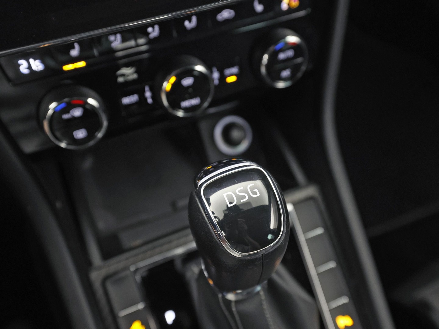 ŠKODA Superb Combi 1.4 TSI iV Sportline 218Pk Automaat (VIRTUAL COCKPIT, SOH 90,5%, APPLE CARPLAY, MEMORY SEATS, STOELVERWARMING ACHTER, GETINT GLAS, ADAPTIVE CRUISE, SFEERVERLICHTING, NIEUWE APK, NIEUWSTAAT)