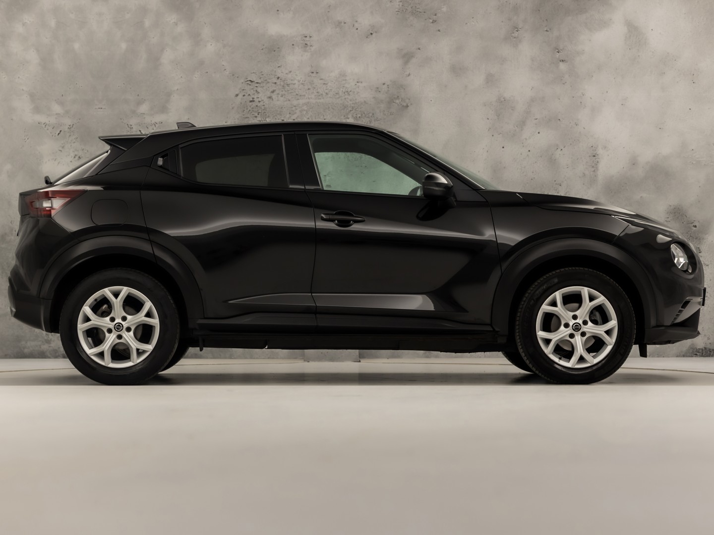 Nissan Juke 1.0 DIG-T N-Connecta Black Sport (APPLE CARPLAY, NAVIGATIE, CLIMATE, CAMERA, SPORTSTOELEN, GETINT GLAS, CRUISE, NIEUWSTAAT)