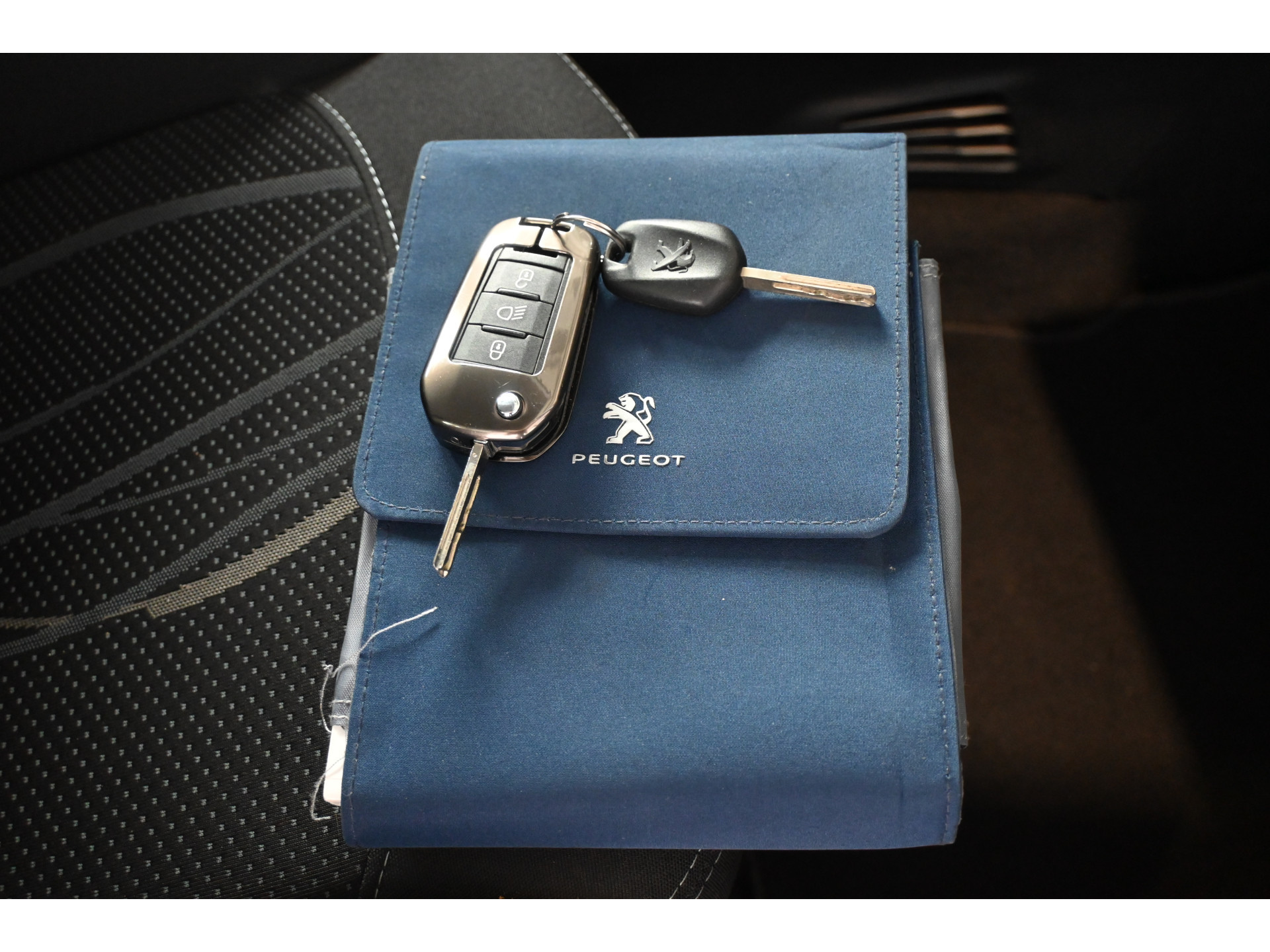 Peugeot 208 1.6 e-HDi Active Clima Cruise control Trekhaak Navigatie Lichtmetaal 100% Onderhouden Inruil Mogelijk!