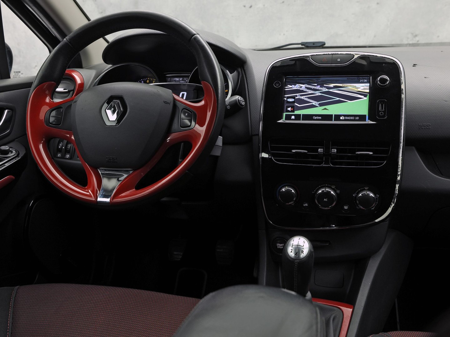 Renault Clio 0.9 TCe Dynamic Sport (NAVIGATIE, CRUISE, LM VELGEN, SPORTSTOELEN, NIEUWE APK, NIEUWSTAAT)