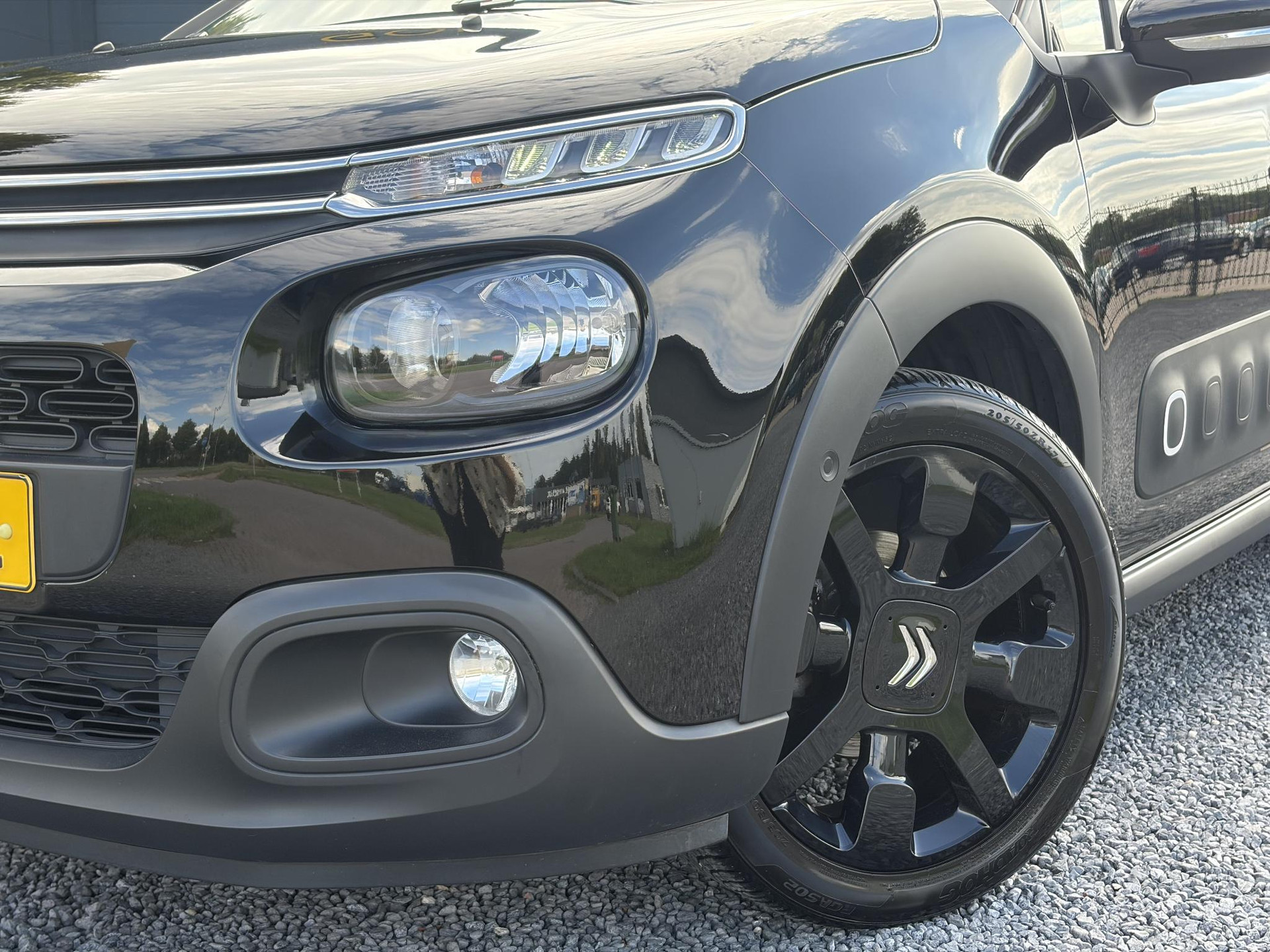Citroen C3 1.2 PureTech Shine ✓Dealer Onderhouden✓2e Eigenaar✓Carplay✓Camera✓Navi✓Clima✓Cruise✓Pdc V+A✓Keyless✓Halfleder✓Trekhaak✓Rijstrooksensor✓Dodehoeksensor✓17'' Lm velgen✓N.A.P✓Nieuwe Apk bij Aflevering