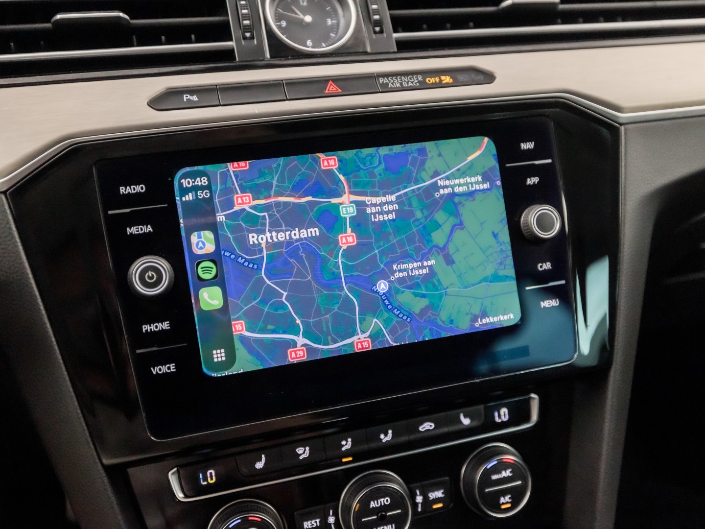 Volkswagen Passat Variant 1.5 TSI Highline Sportline 150Pk Automaat (VIRTUAL COCKPIT, APPLE CARPLAY, GROOT NAVI, CAMERA, LEDER/ALCANTARA, GETINT GLAS, KEYLESS, NIEUWSTAAT)