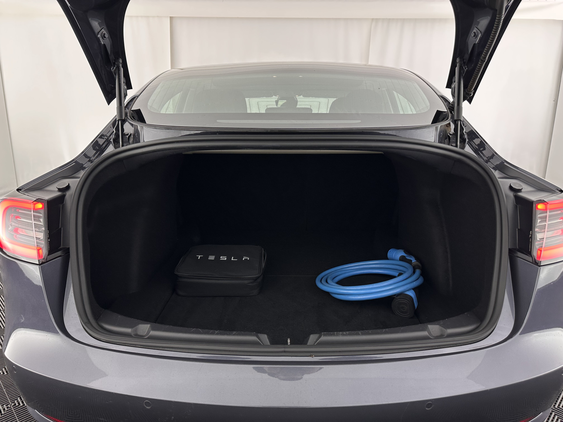 Tesla Model 3 Standard RWD Plus 60 kWh [ 3-Fase ] (INCL-BTW) Aut. *PANO | AUTO-PILOT | LEATHER | KEYLESS | FULL-LED | MEMORY-PACK | TOP-VIEW | DAB | CARPLAY | DIGI-COCKPIT | LANE-ASSIST | COMFORT-SEATS | 19"ALU*