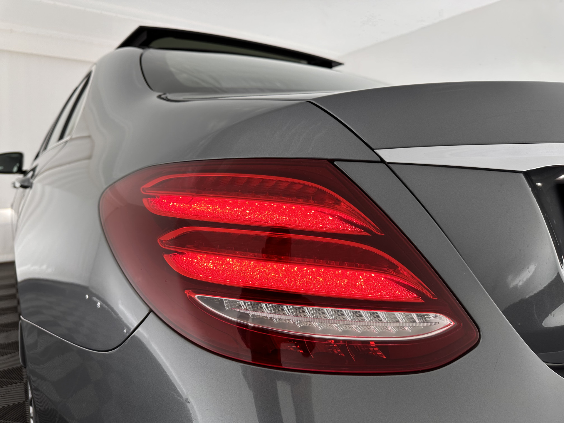 Mercedes-Benz E-klasse 220 d AMG-Line (INCL-BTW ) Aut. *PANO | FULL-LED | LEATHER-MICROFIBRE | WIDE-SCREEN-DIGI-COCKPIT | NAVI-FULLMAP | AMBIENT-LIGHT | HEATED-SPORTSEATS | ECC | SHIFT-PADLLES | PDC | CRUISE | 19"ALU*