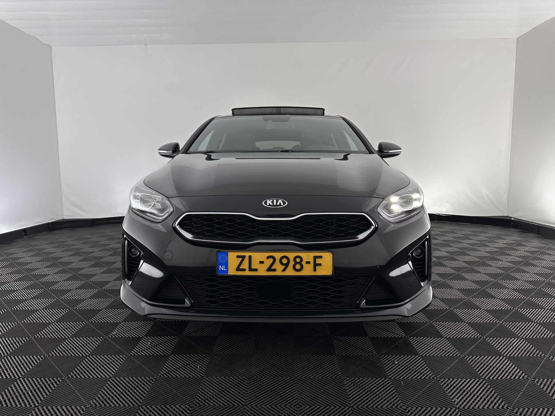 Kia ProCeed 1.0 T-GDI GT-Line (INCL-BTW) *PANO | LEATHER-ALCANTARA  | FULL-LED | SPORTSEATS | NAVI-FULLMAP | CAMERA | ECC | PRIVACYGLASS | LANE-ASSIST | DAB+ | CARPLAY | PDC | KEYLESS | CRUISE | TOWBAR | 17''ALU*
