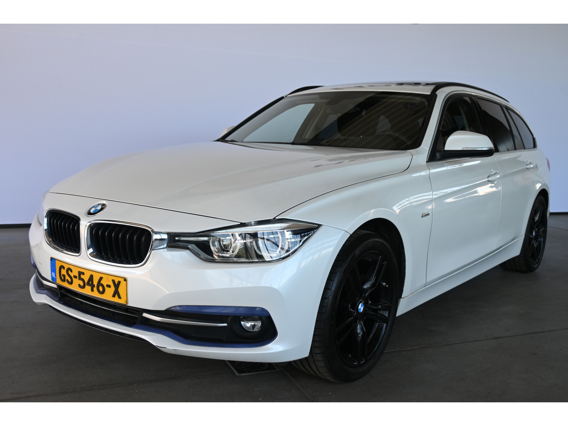 BMW 3-serie Touring 318i Luxury Clima Navigatie LED Panoramadak 18'Inch Goed Onderhouden! Inruil Mogelijk!