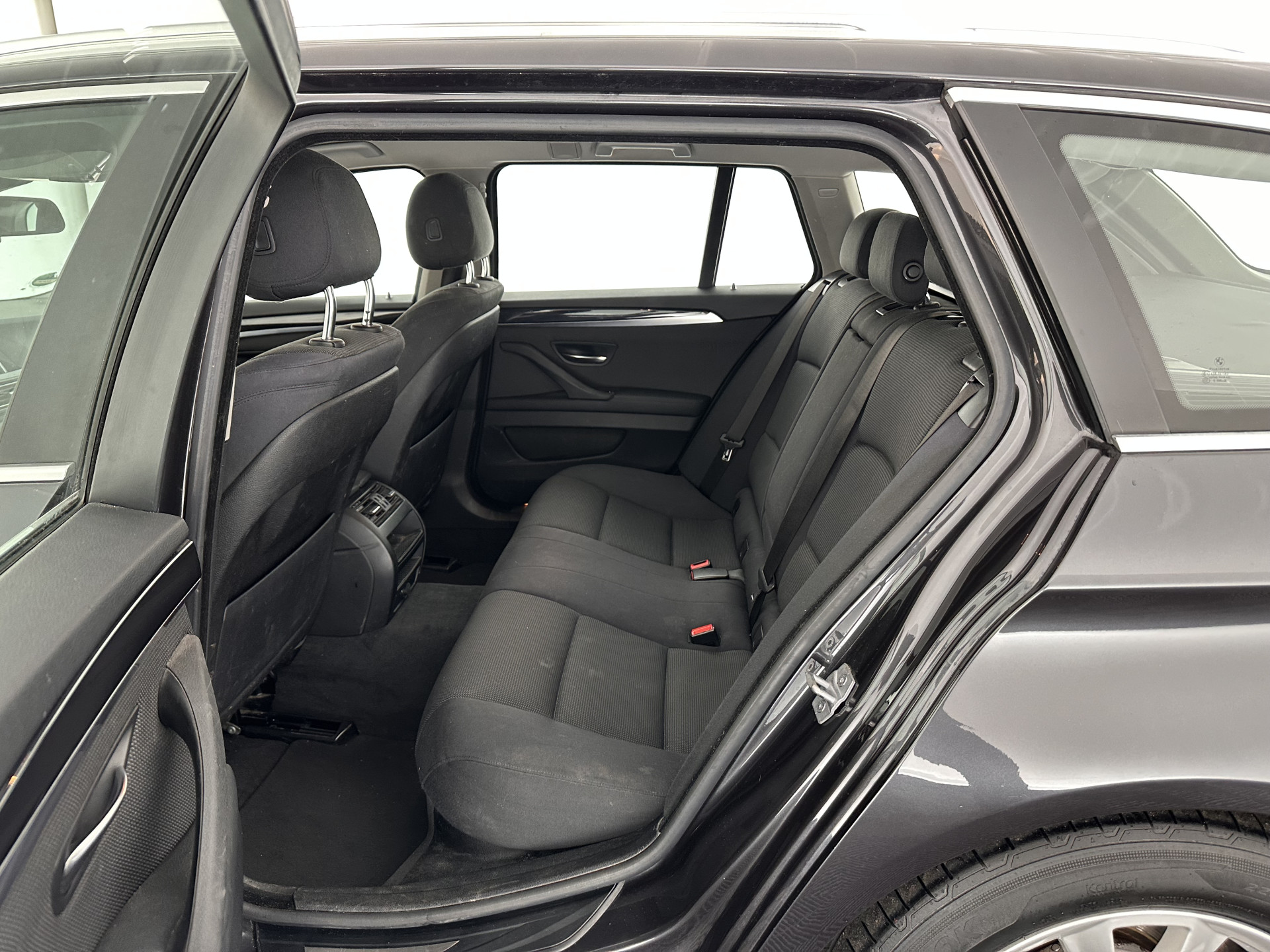 BMW 5-serie Touring 518d Executive Aut. *NAVI-FULLMAP | BI-XENON | CARPLAY |  LANE-ASSIST | TOWBAR | ECC | PDC | CRUISE | COMFORT-SEATS | AMBIENT-LIGHT | 17''ALU*