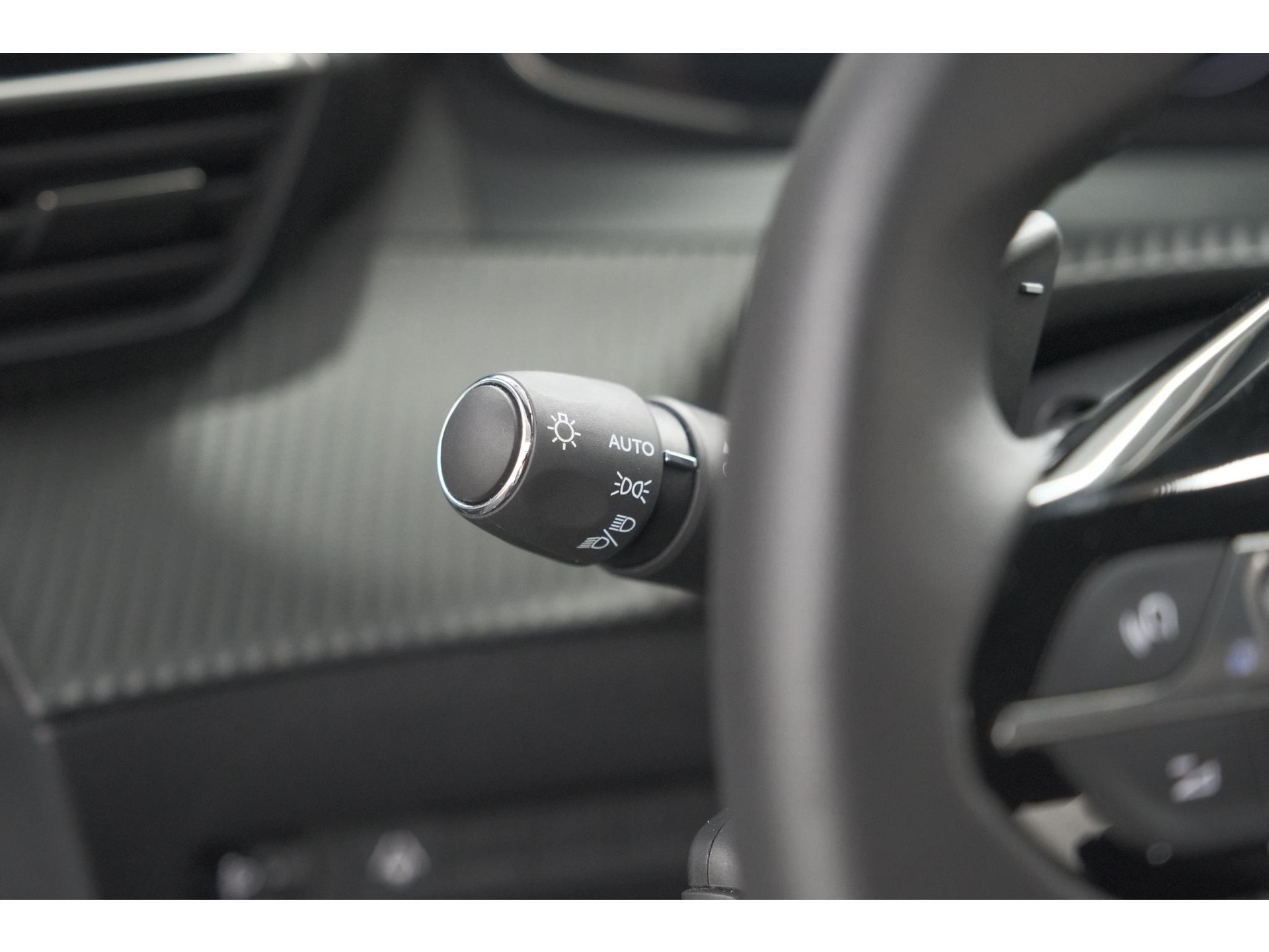 Peugeot 2008 PureTech 130 EAT8 Allure | Allseason banden | 360 Camera | Dodehoekdetectie | Apple Carplay | Stoelverwarming